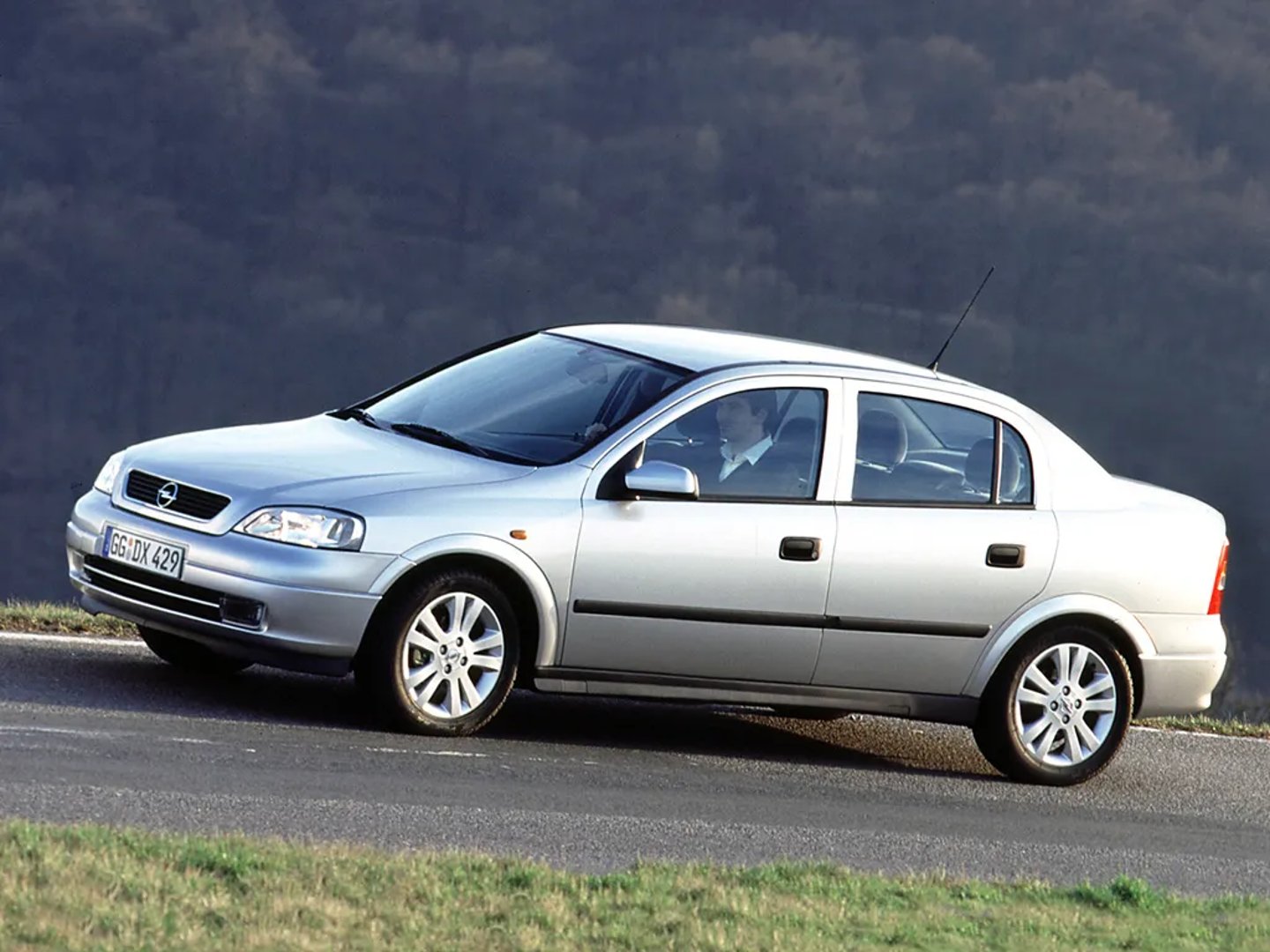 Opel_Astra_2_generation__Sedan__2.jpg