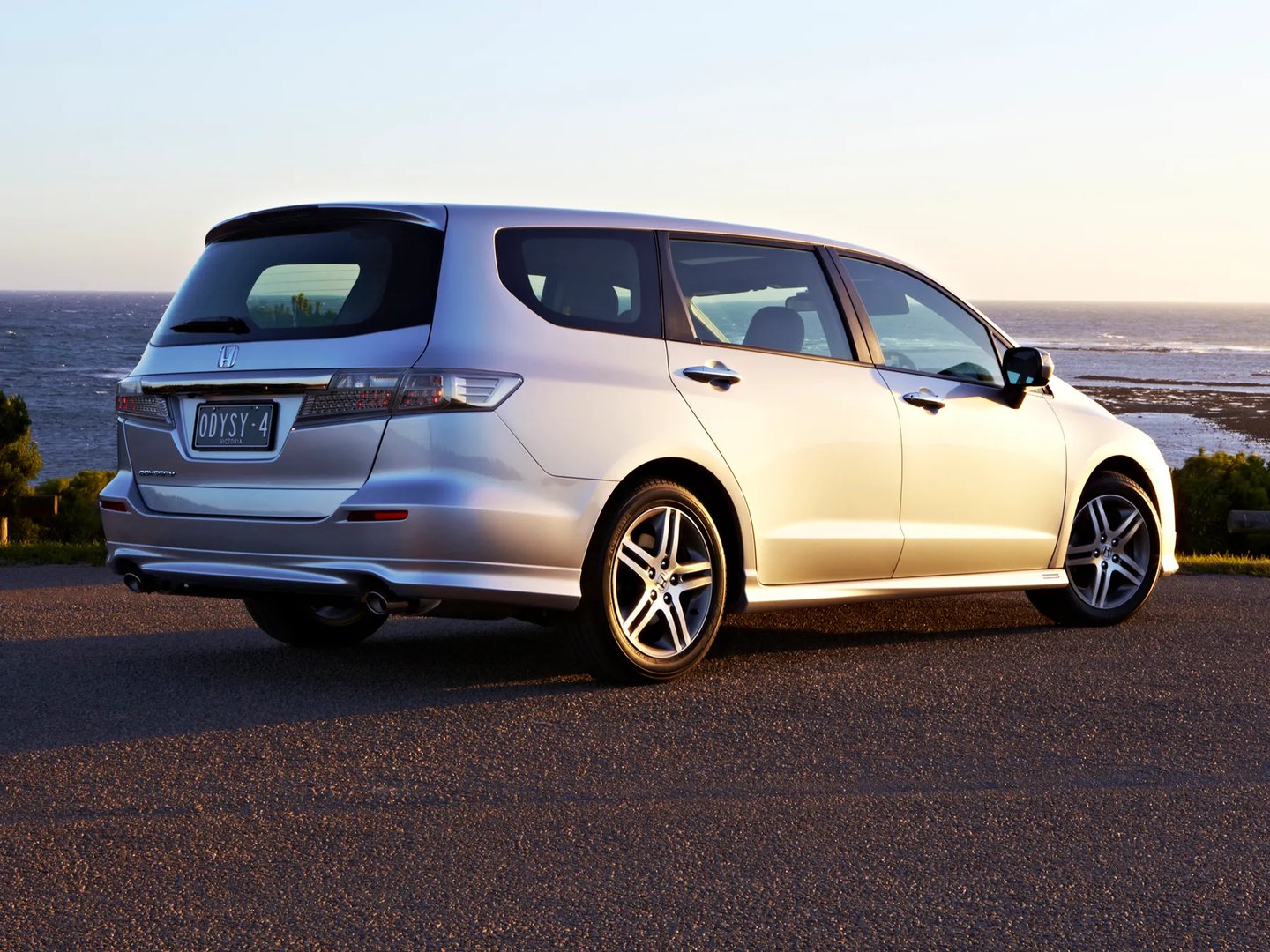 Honda_Odyssey_4_generation__Minivan__3.jpg