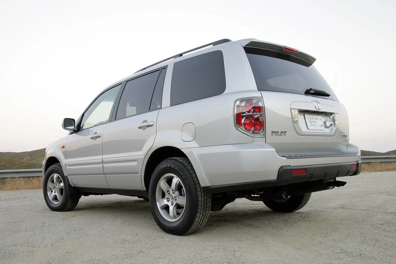 Honda_Pilot_1_generation_restyling__SUV_5-doors__8.jpg
