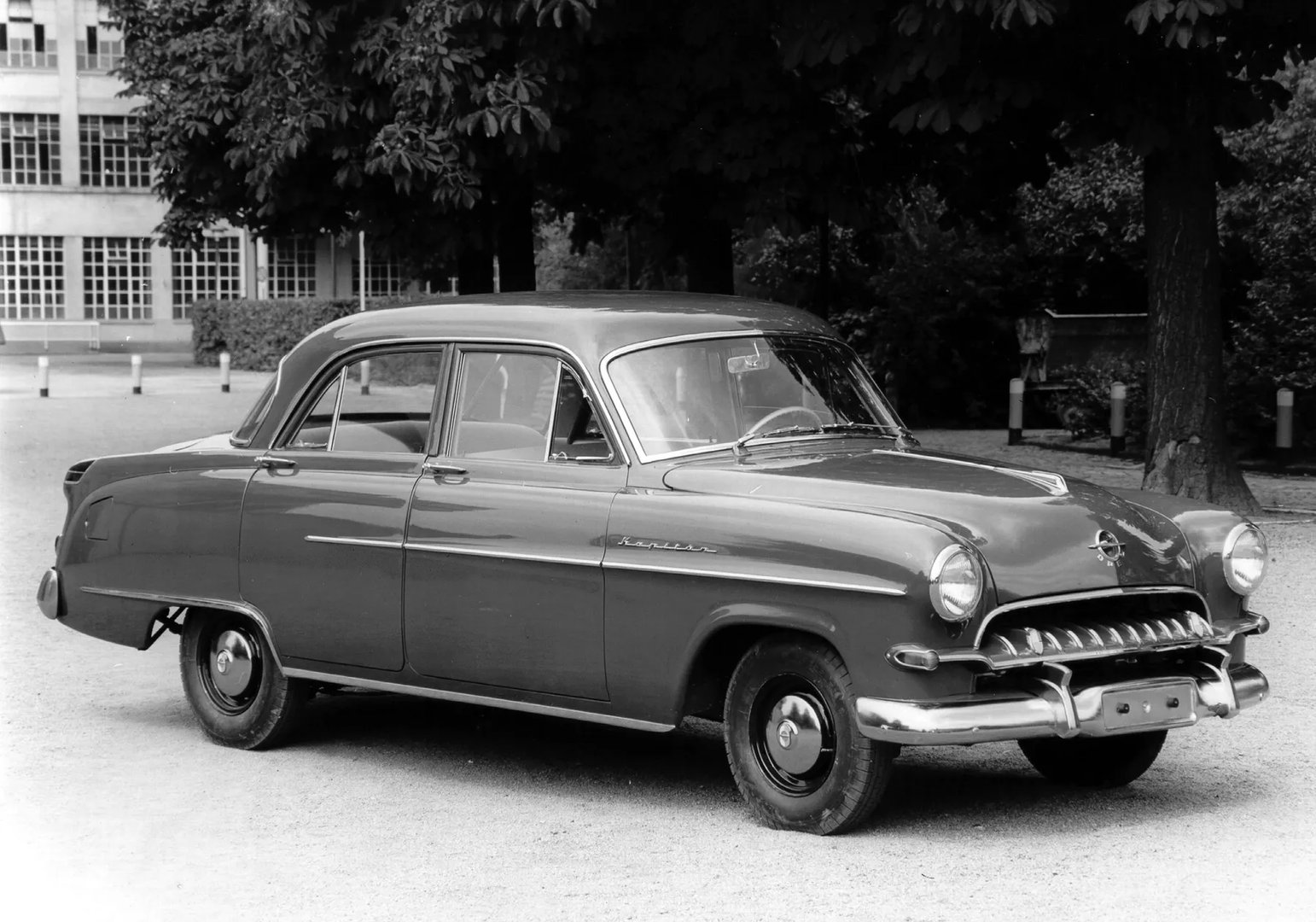 Opel_Kapitan_2_generation__Sedan__6.jpg