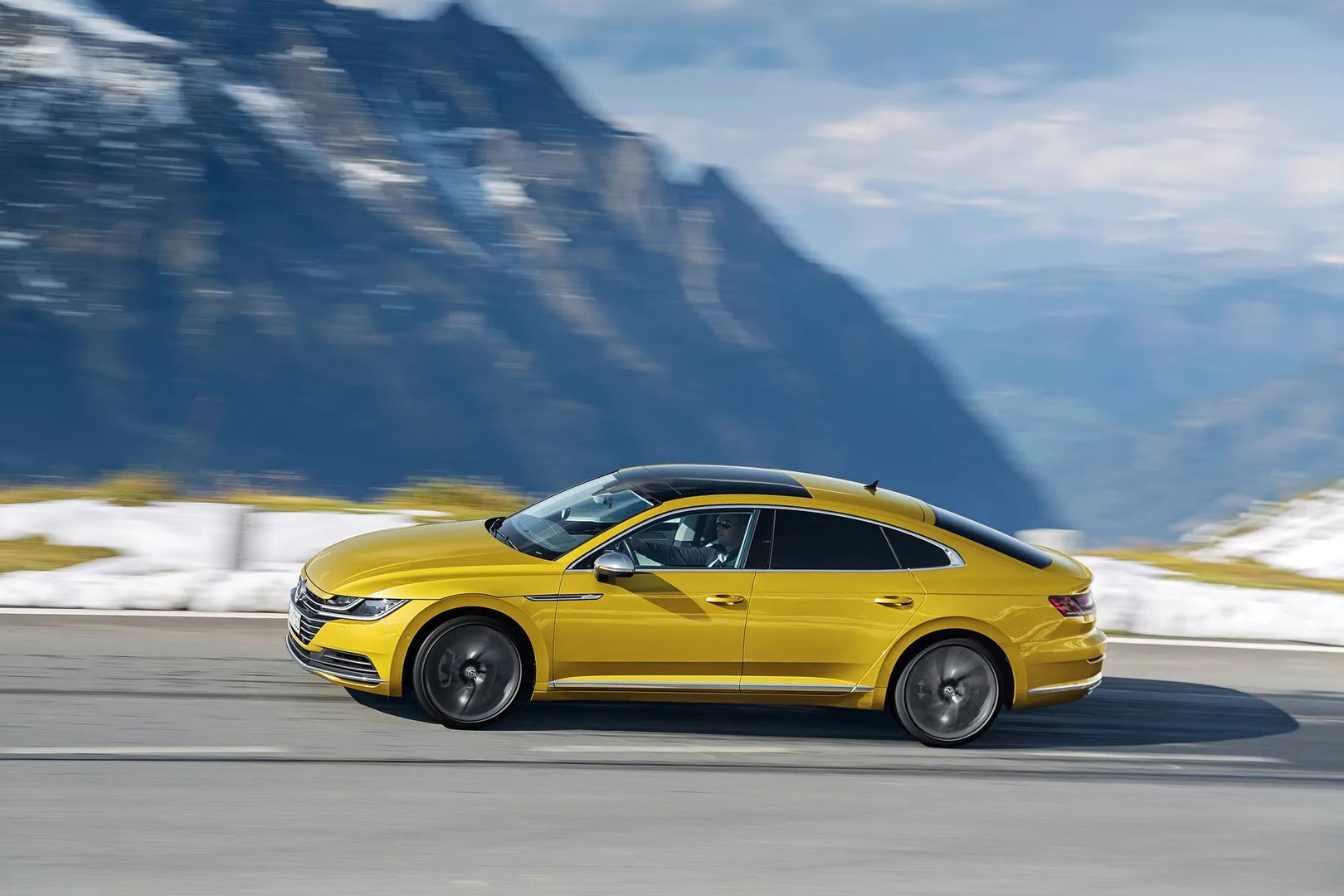 Volkswagen_Arteon_1_generation__Liftback__3.jpg