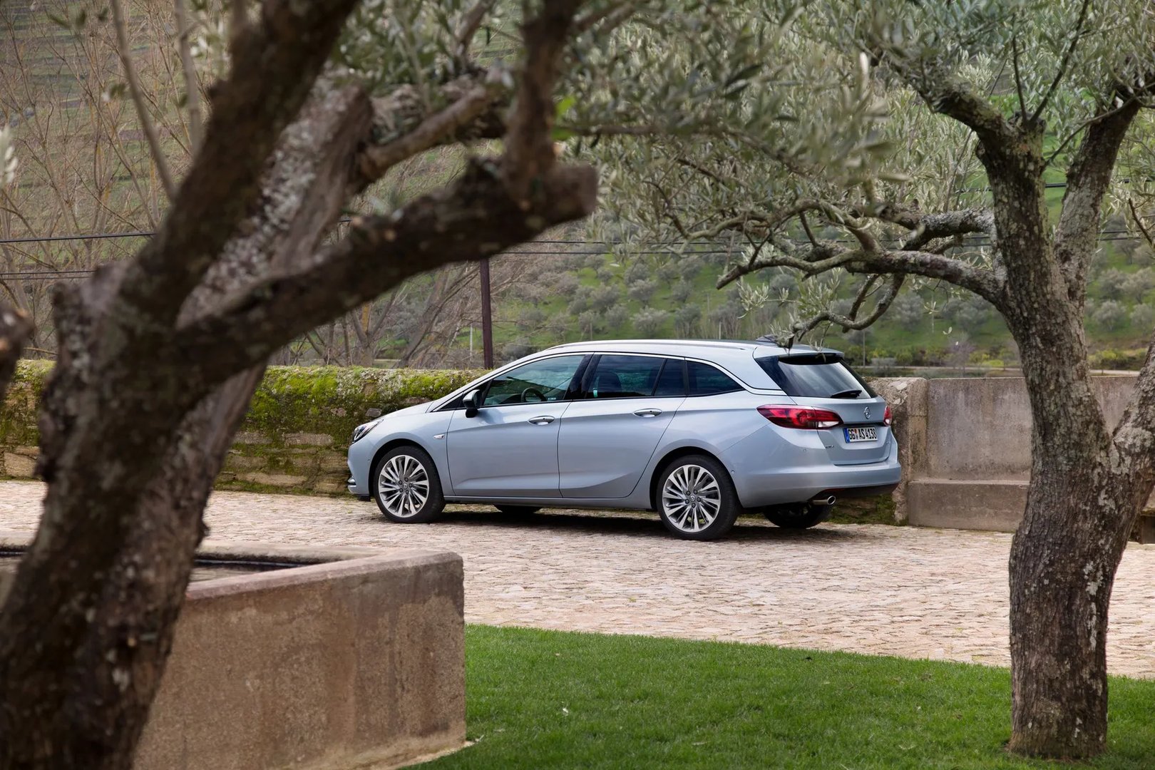 Opel_Astra_5_generation__Estate_5-door__8.jpg