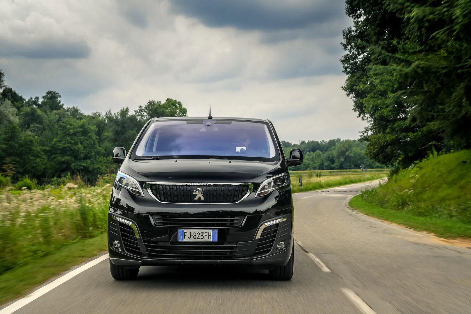 Peugeot_Traveller_1_generation__Minivan__9.jpg