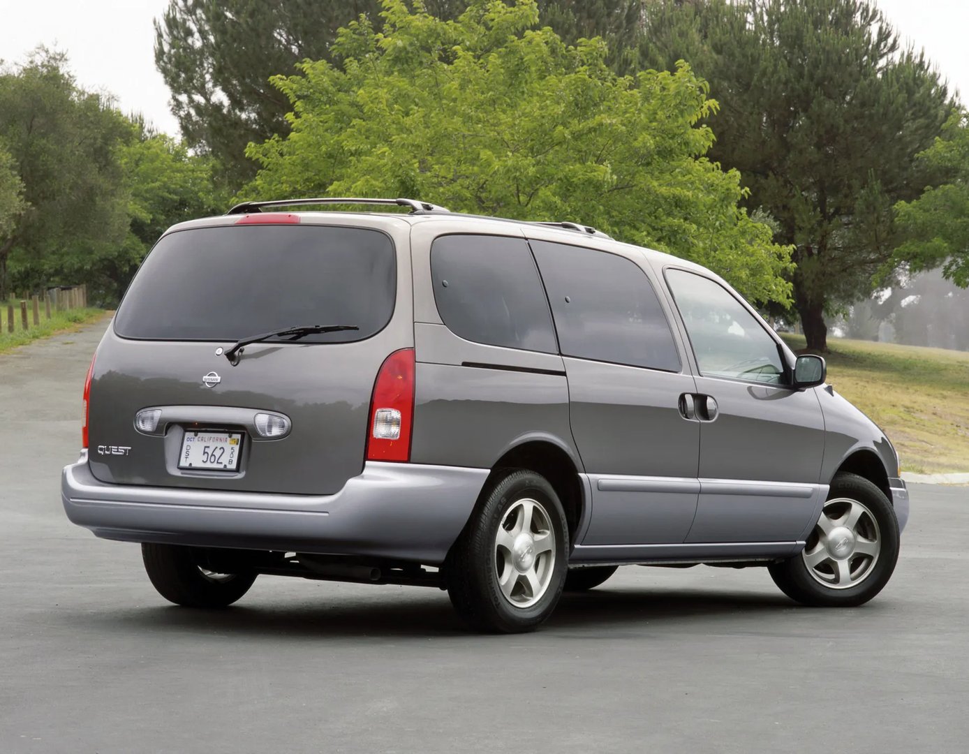 Nissan_Quest_2_generation__Minivan__2.jpg