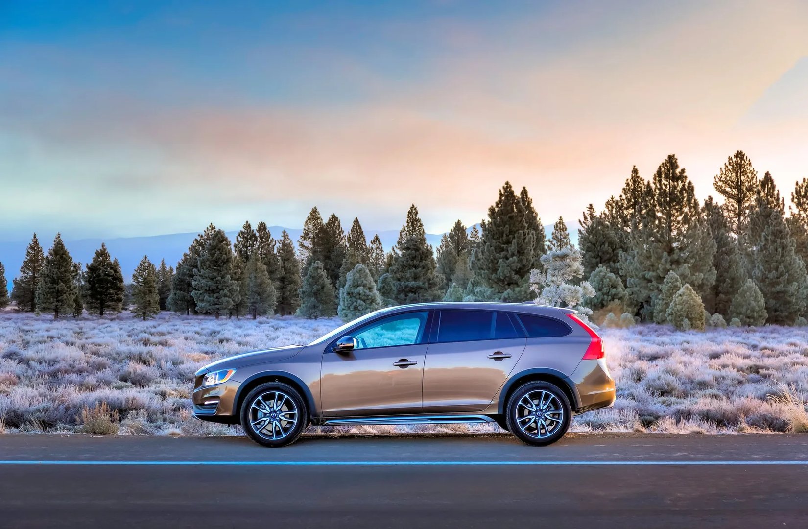 Volvo_V60_Cross_Country_1_generation__Estate_5-door__11.jpg