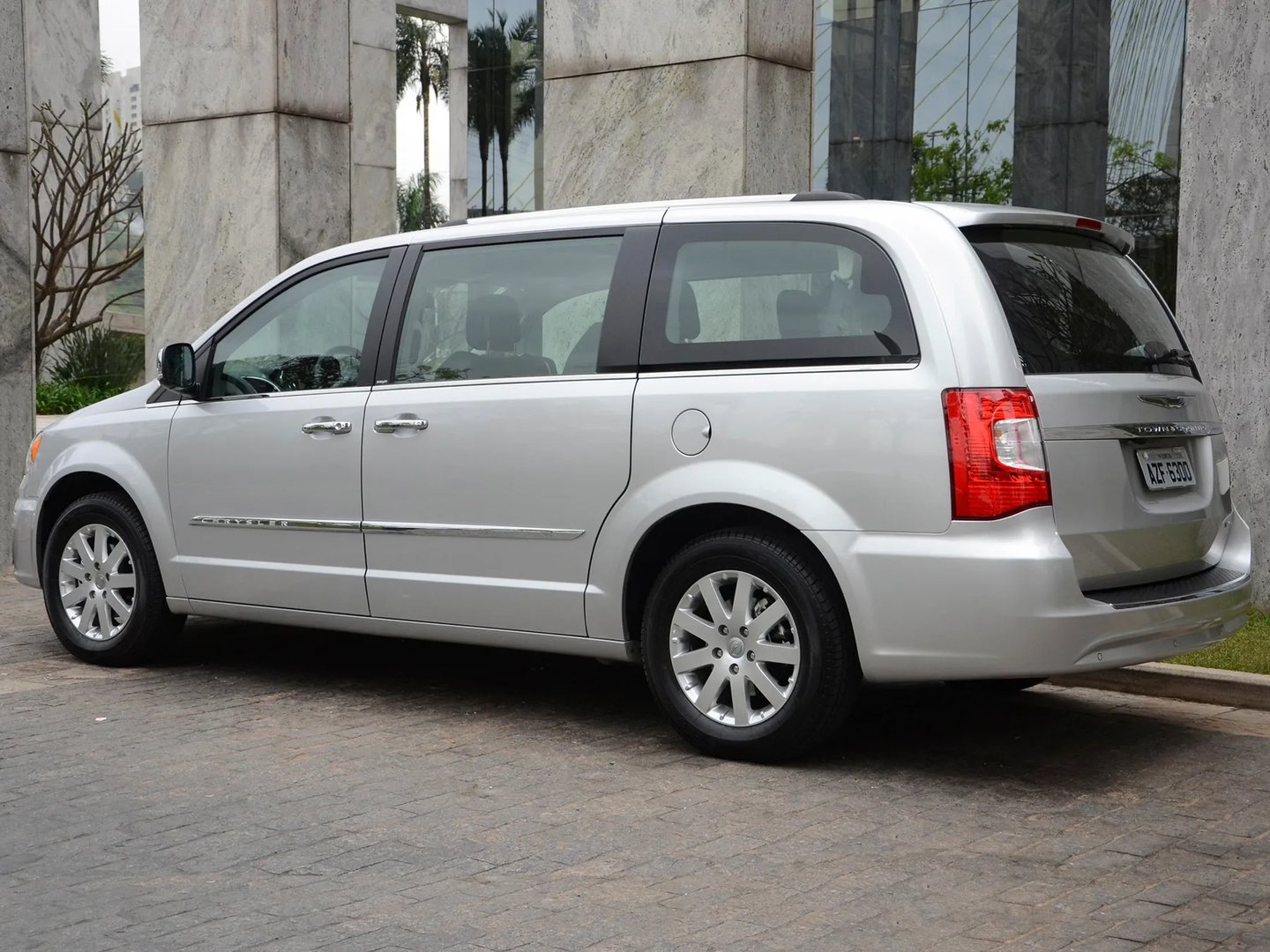 Chrysler_Town_&amp;_Country_5_generation_restyling__Minivan__9.jpg