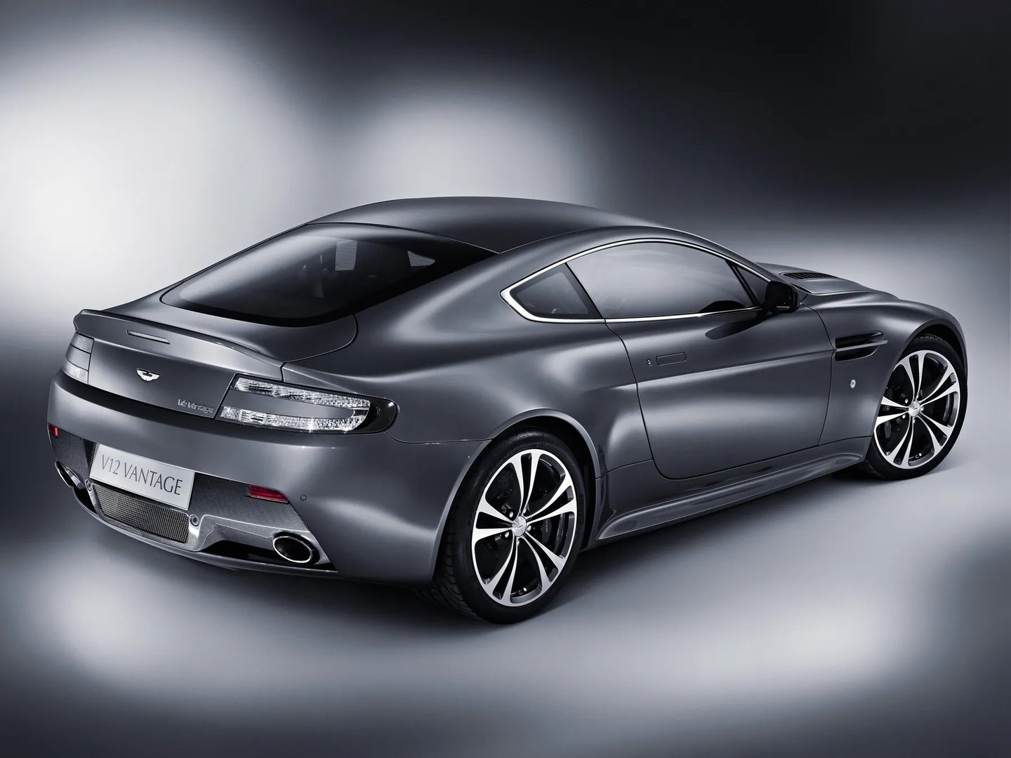 Aston Martin_V12_Vantage_1_generation__Coupe__7.jpg