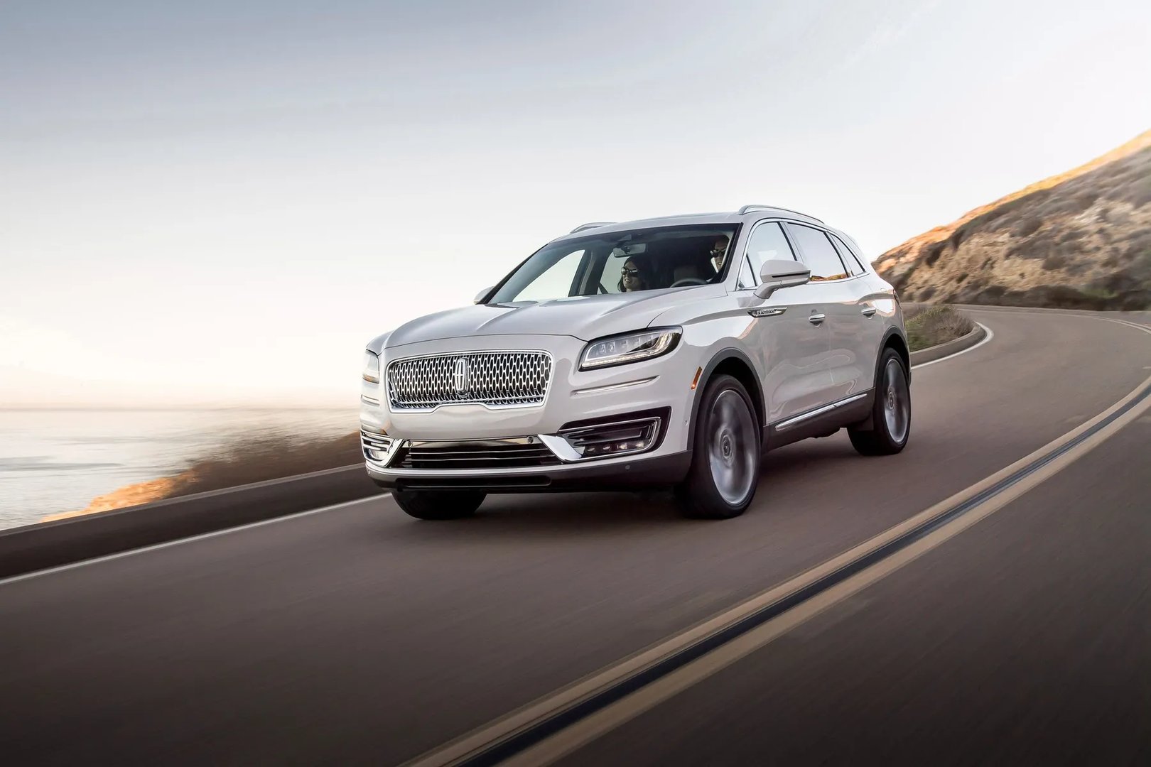 Lincoln_Nautilus_1_generation__SUV_5-doors__9.jpg