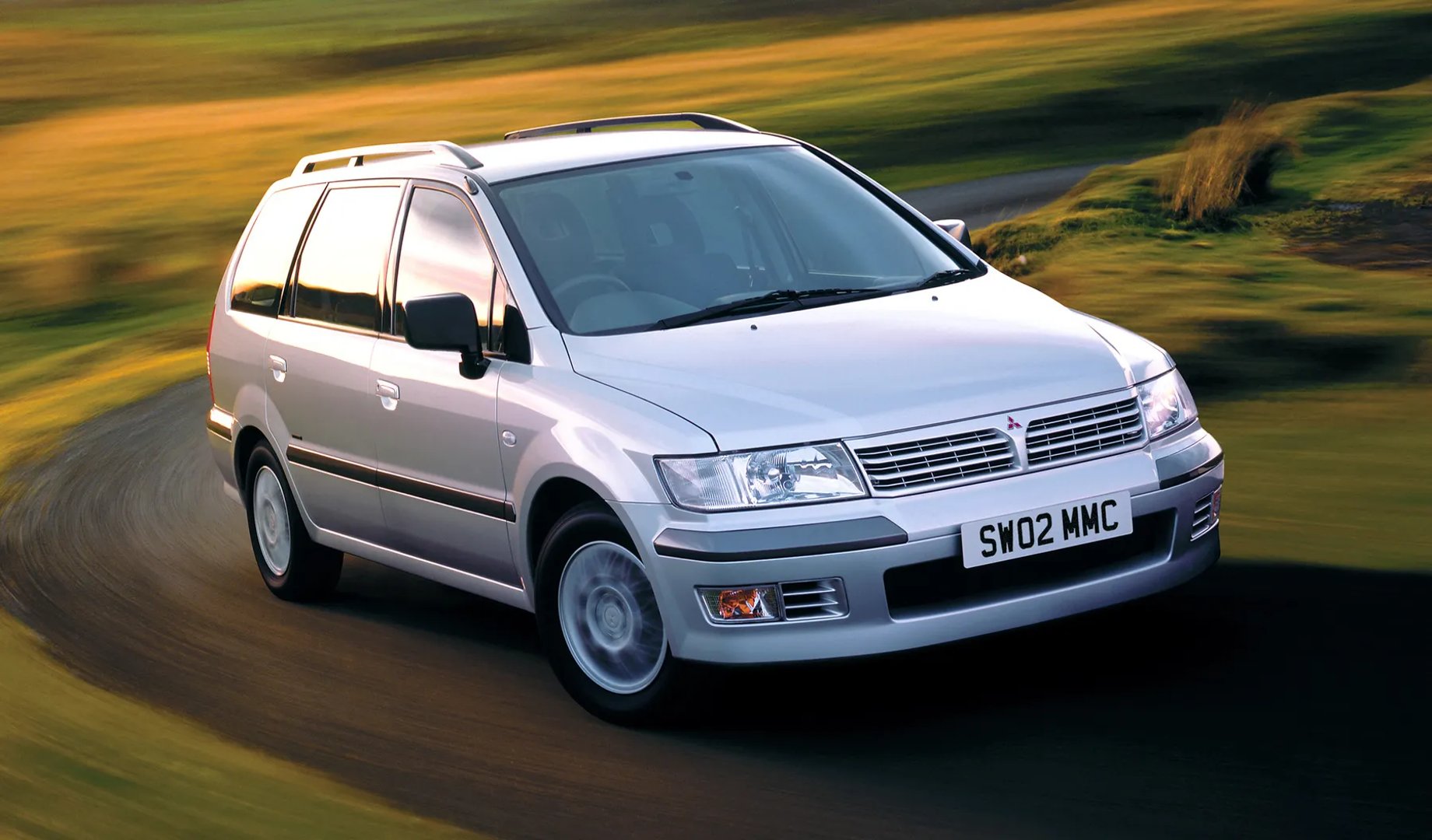 Mitsubishi_Space_Wagon_3_generation__Compact_Van__1.jpg