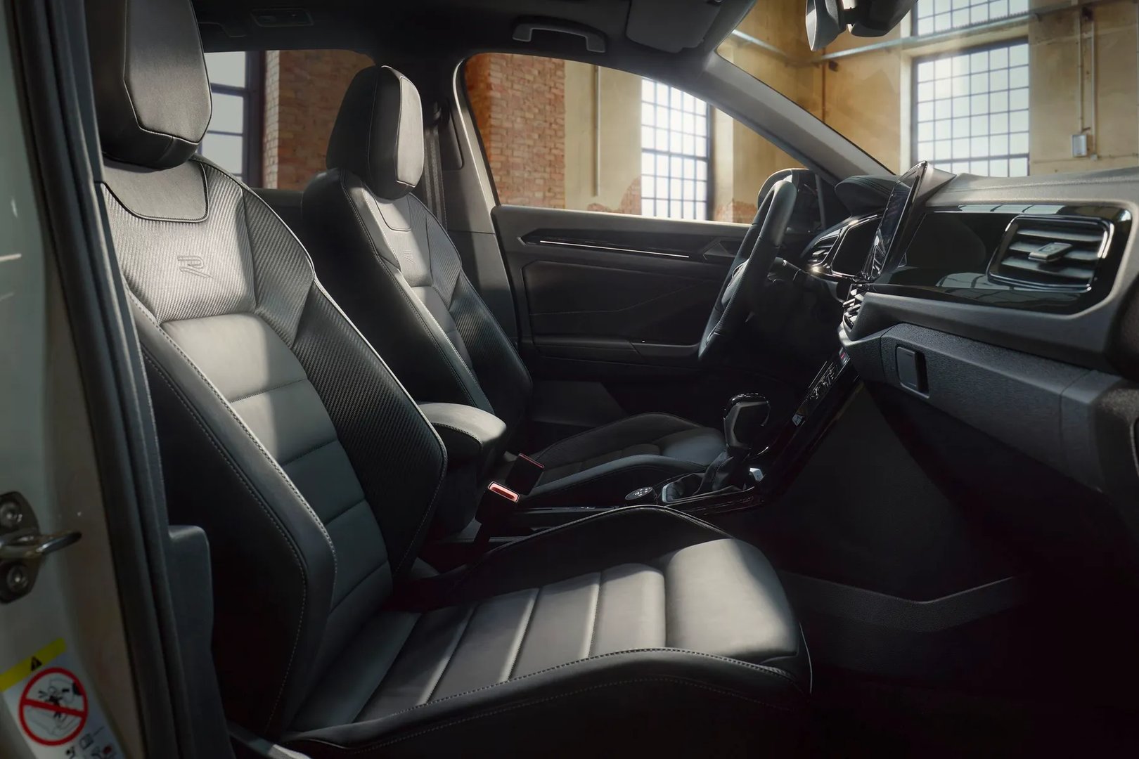 Volkswagen_T-Roc_1_generation_restyling__SUV_5-doors__13.jpg