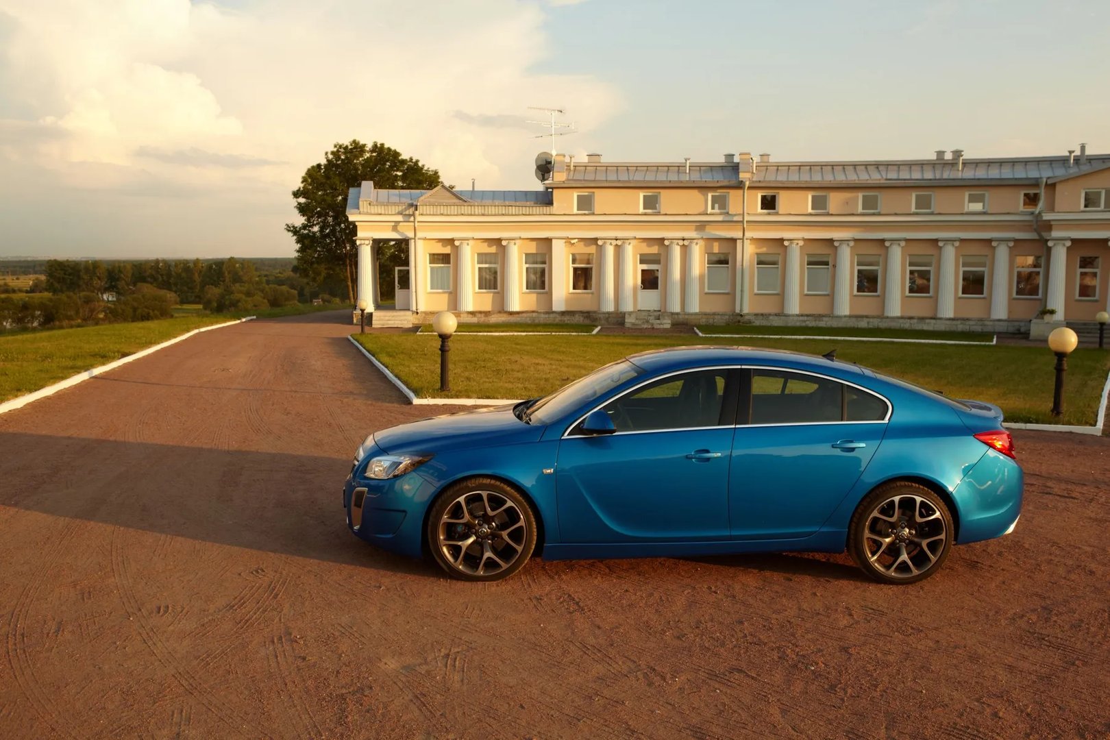 Opel_Insignia_OPC_1_generation__Liftback__2.jpg
