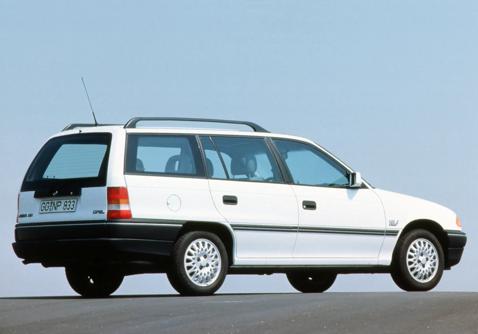 Opel_Astra_1_generation__Estate_5-door__3.jpg