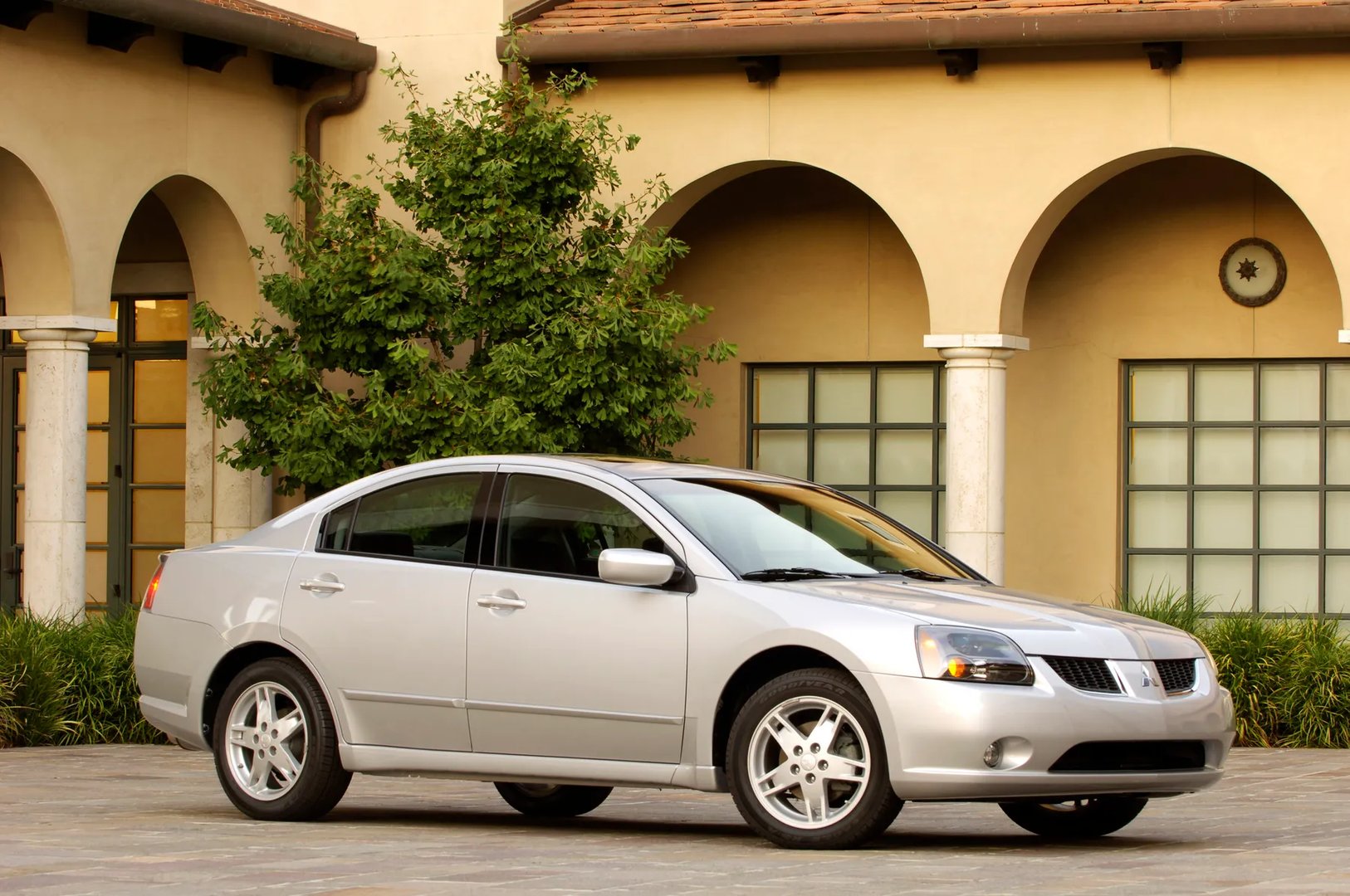 Mitsubishi_Galant_9_generation__Sedan__2.jpg