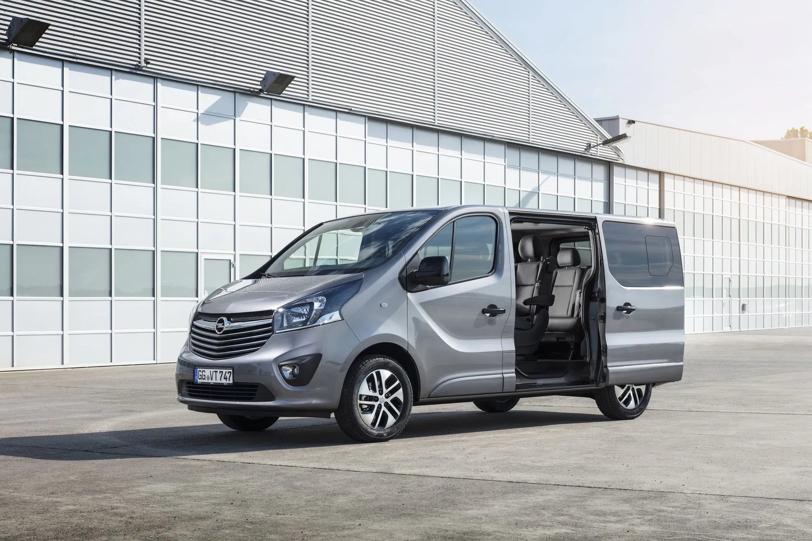 Opel_Vivaro_2_generation__Minivan__4.jpg