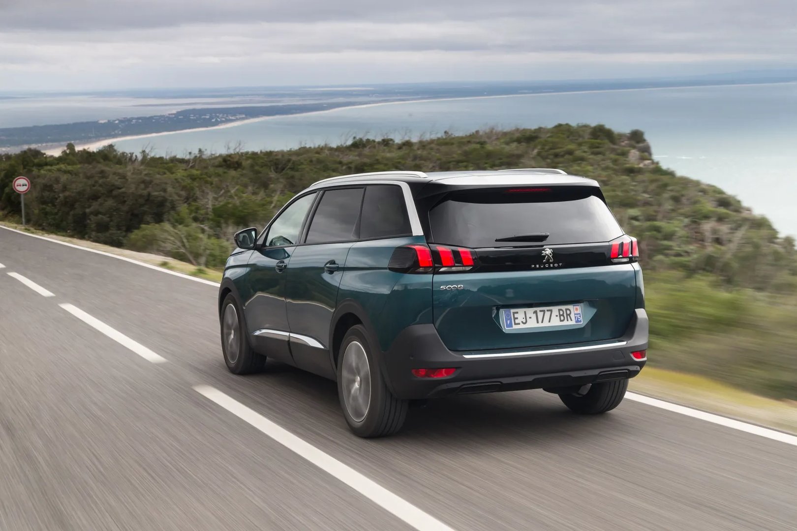 Peugeot_5008_2_generation__SUV_5-doors__7.jpg