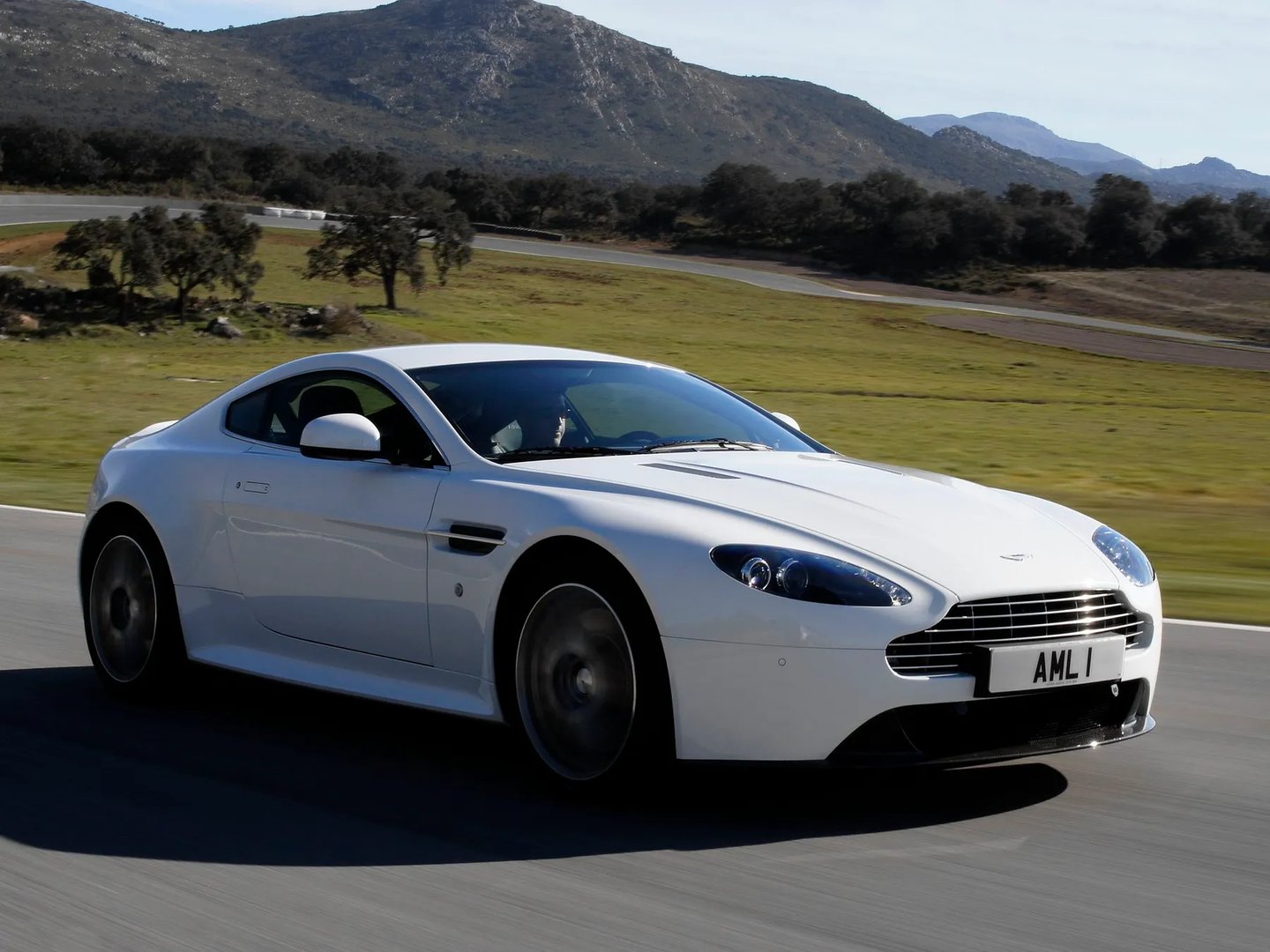 Aston Martin_Vantage_3_generation_restyling_2__Coupe__10.jpg