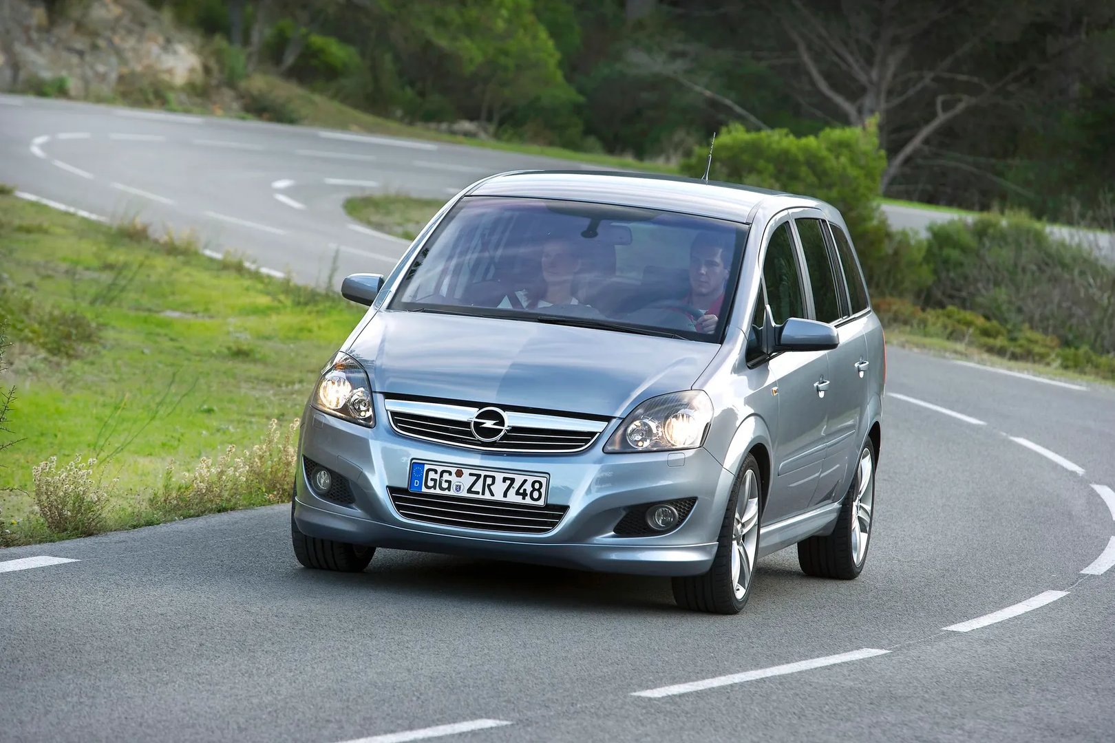 Opel_Zafira_2_generation_restyling__Compact_Van__11.jpg