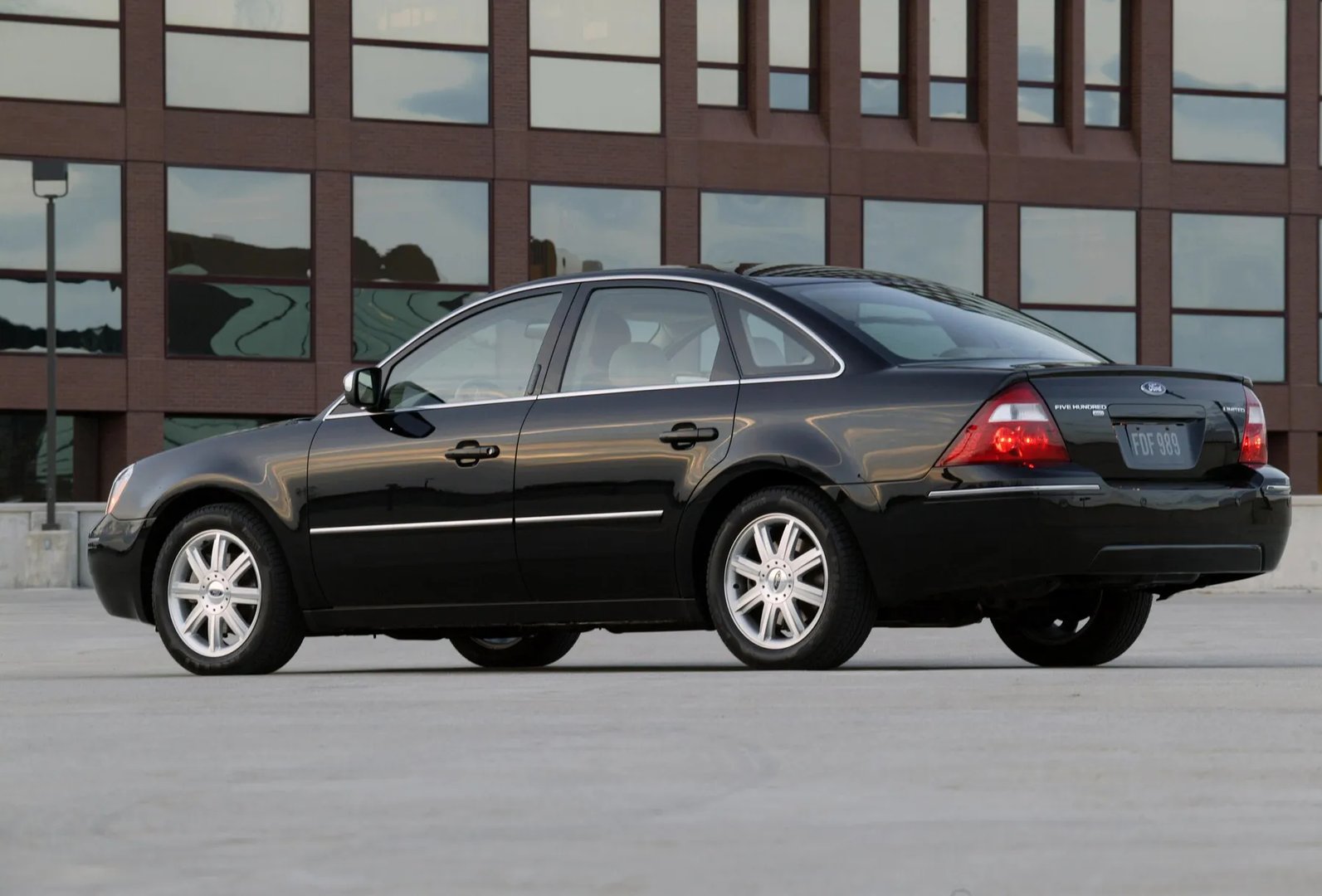Ford_Five_Hundred_1_generation__Sedan__5.jpg