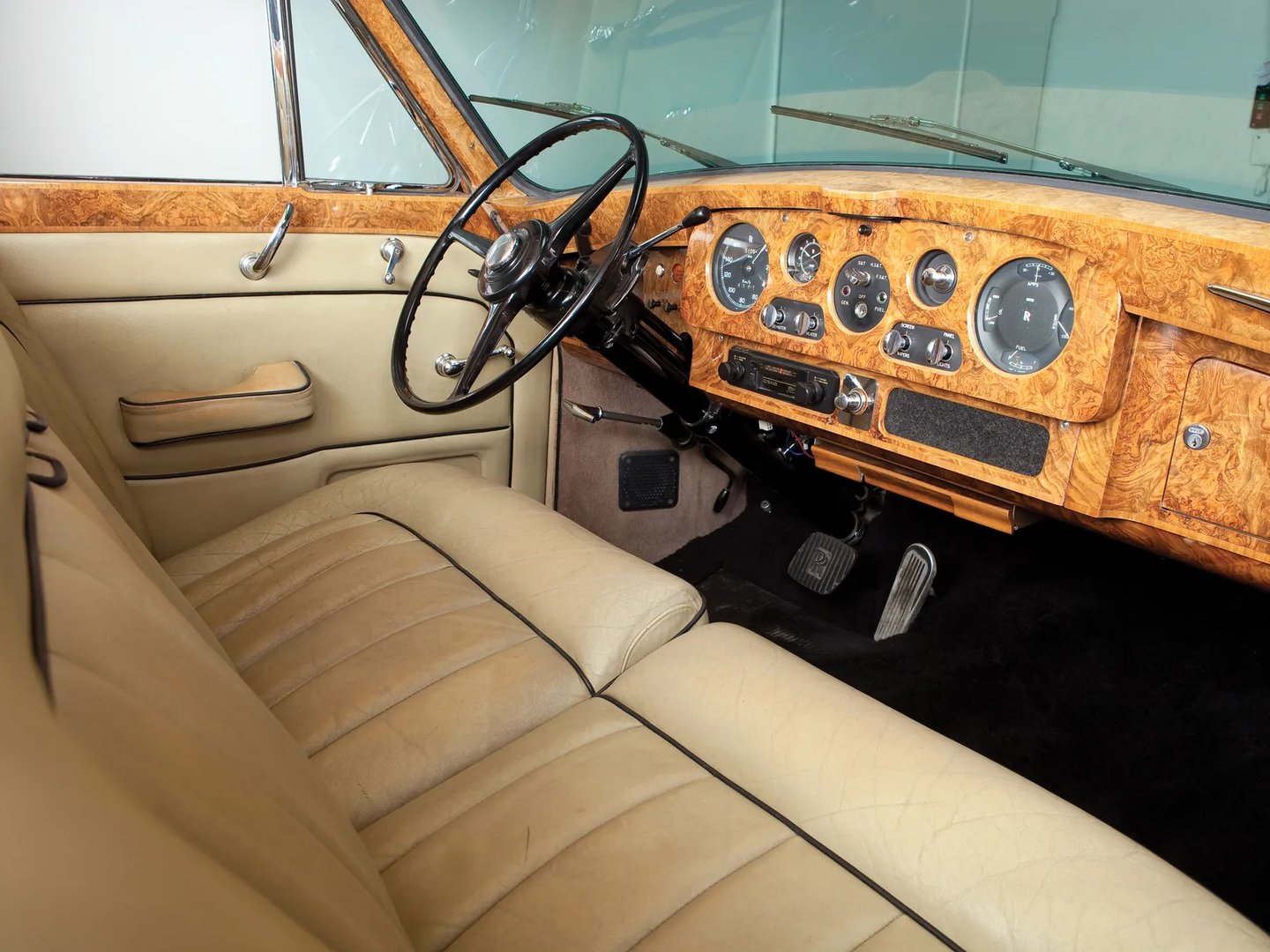 Rolls-Royce_Phantom_5_generation__Sedan__10.jpg