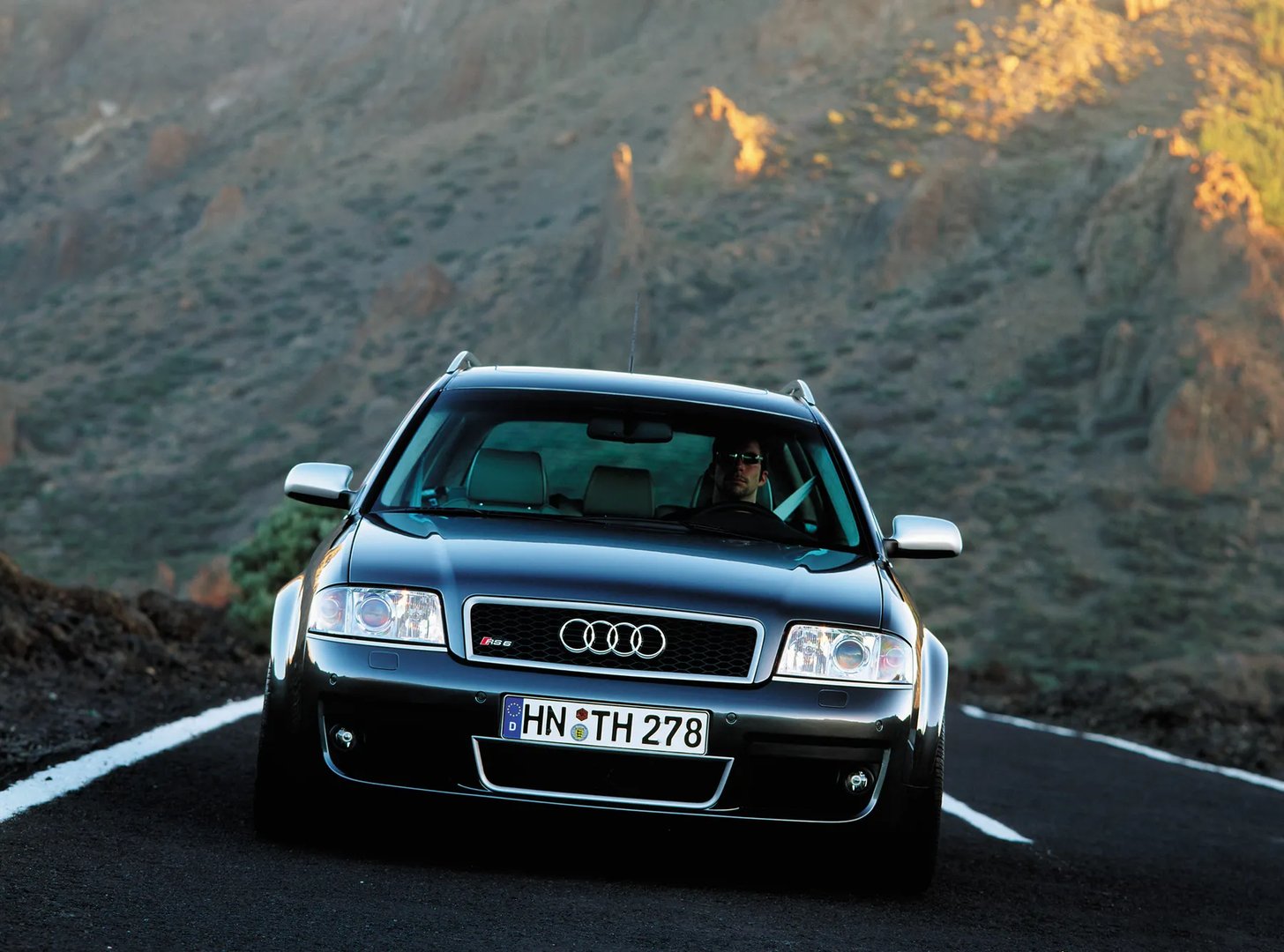 Audi_RS6_1_generation__Estate_5-door__12.jpg