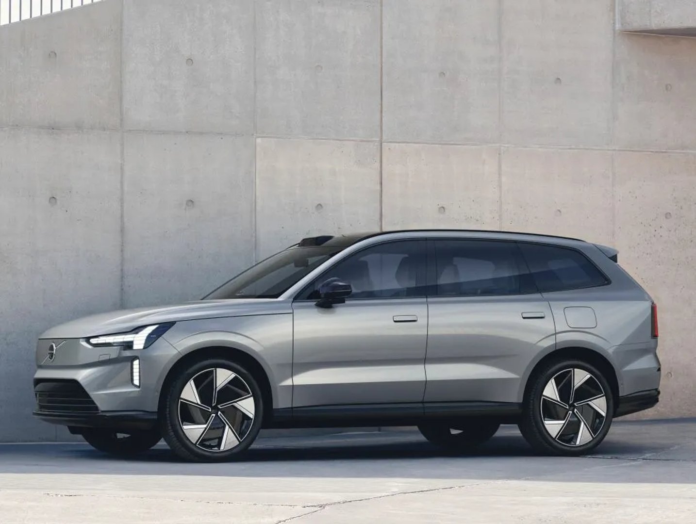 Volvo_EX90_1_generation__SUV_5-doors__12.jpg