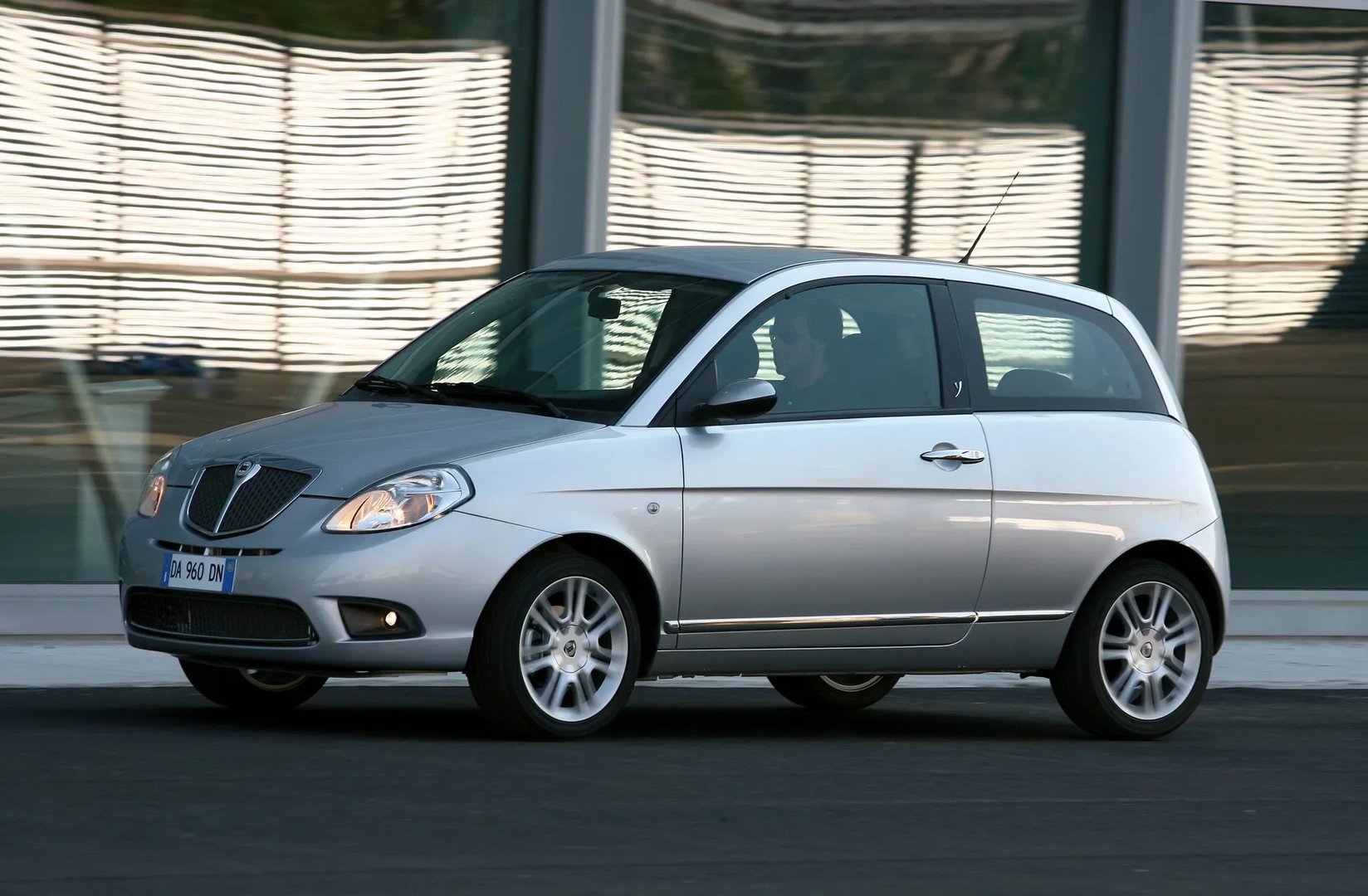 Lancia_Ypsilon_2_generation_restyling__Mini_3-doors__4.jpg