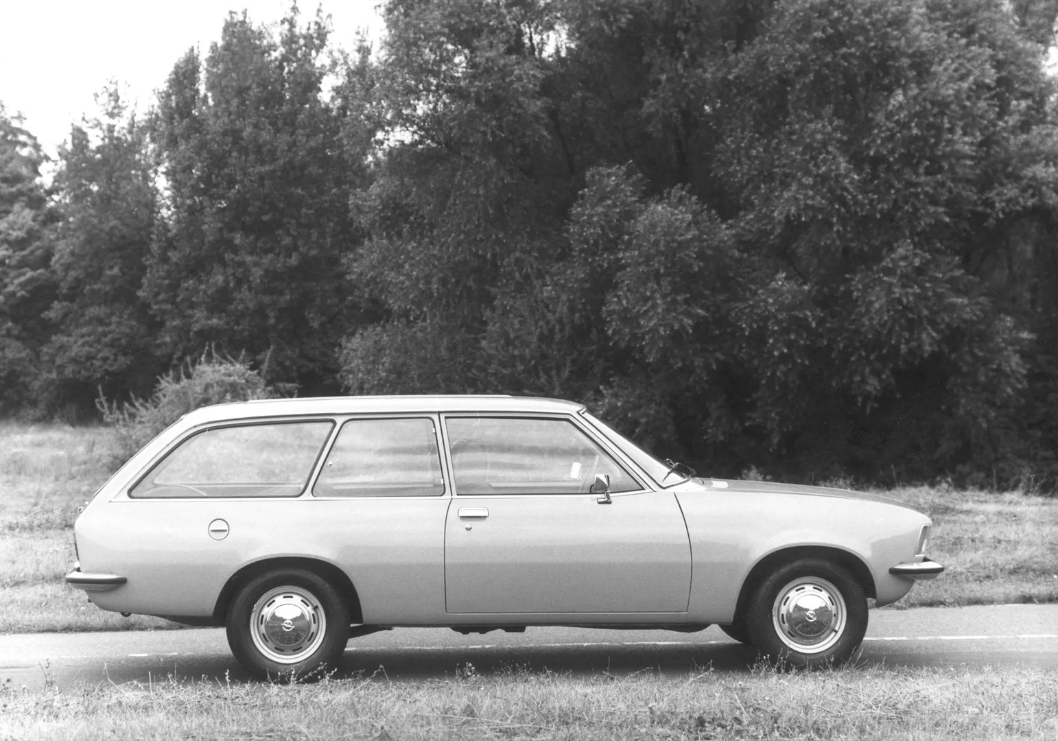 Opel_Rekord_4_generation__Estate_3-door__3.jpg