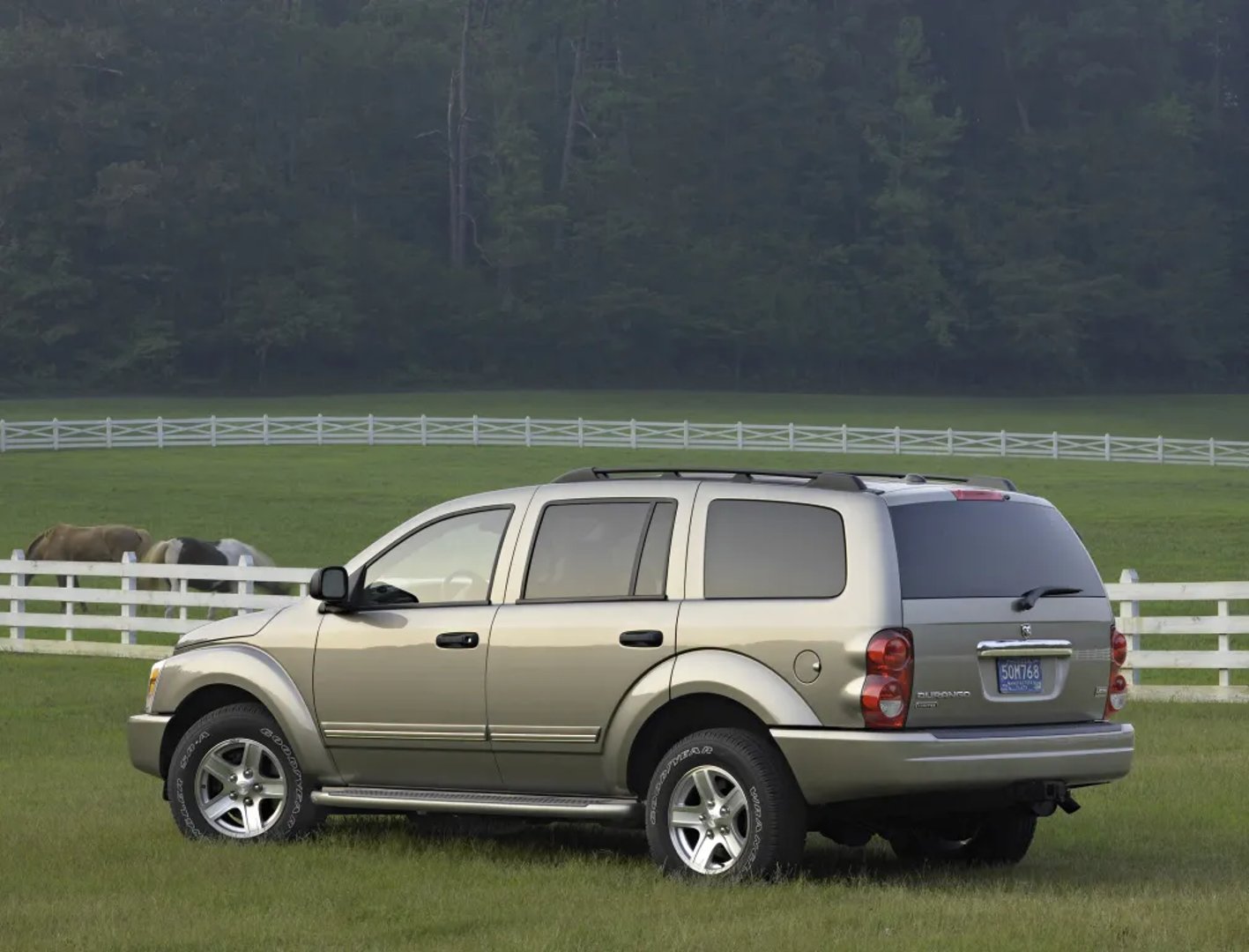 Dodge_Durango_2_generation__SUV_5-doors__3.jpg