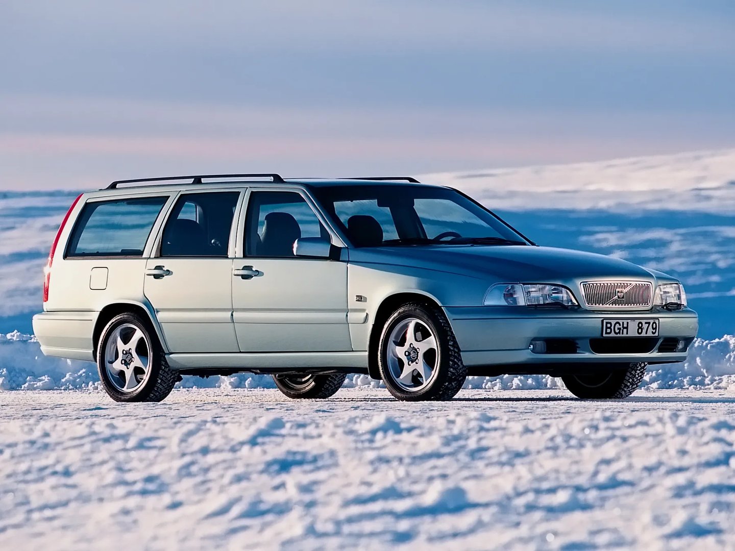Volvo_V70_1_generation__Estate_5-door__1.jpg