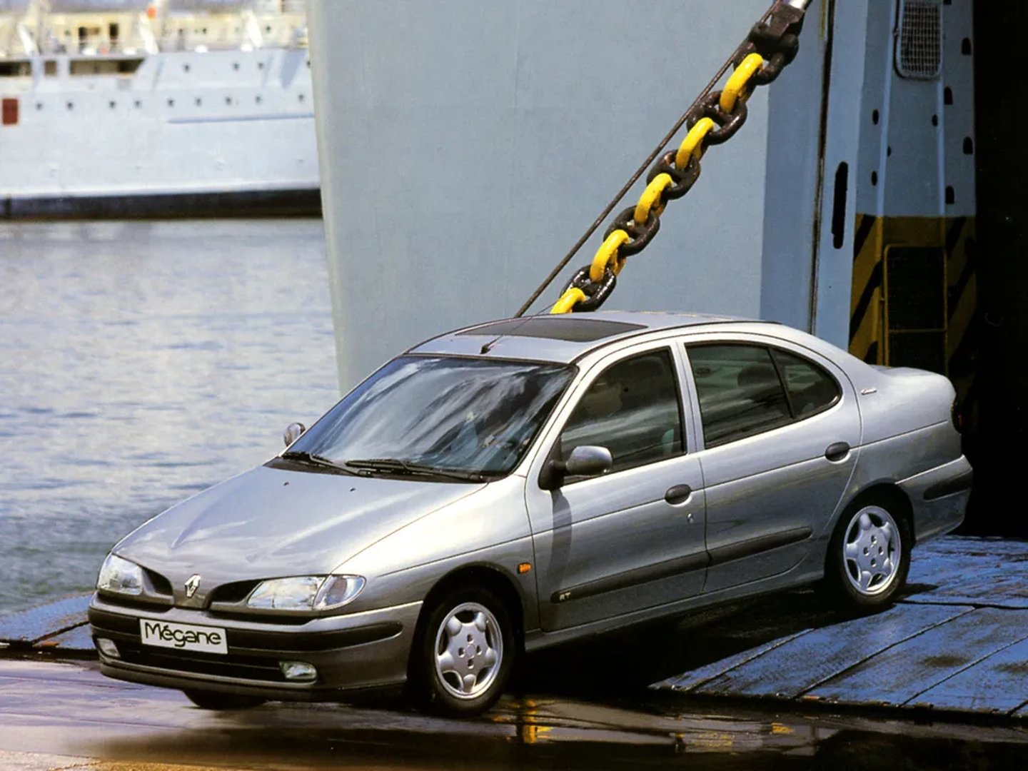 Renault_Megane_1_generation__Sedan__3.jpg