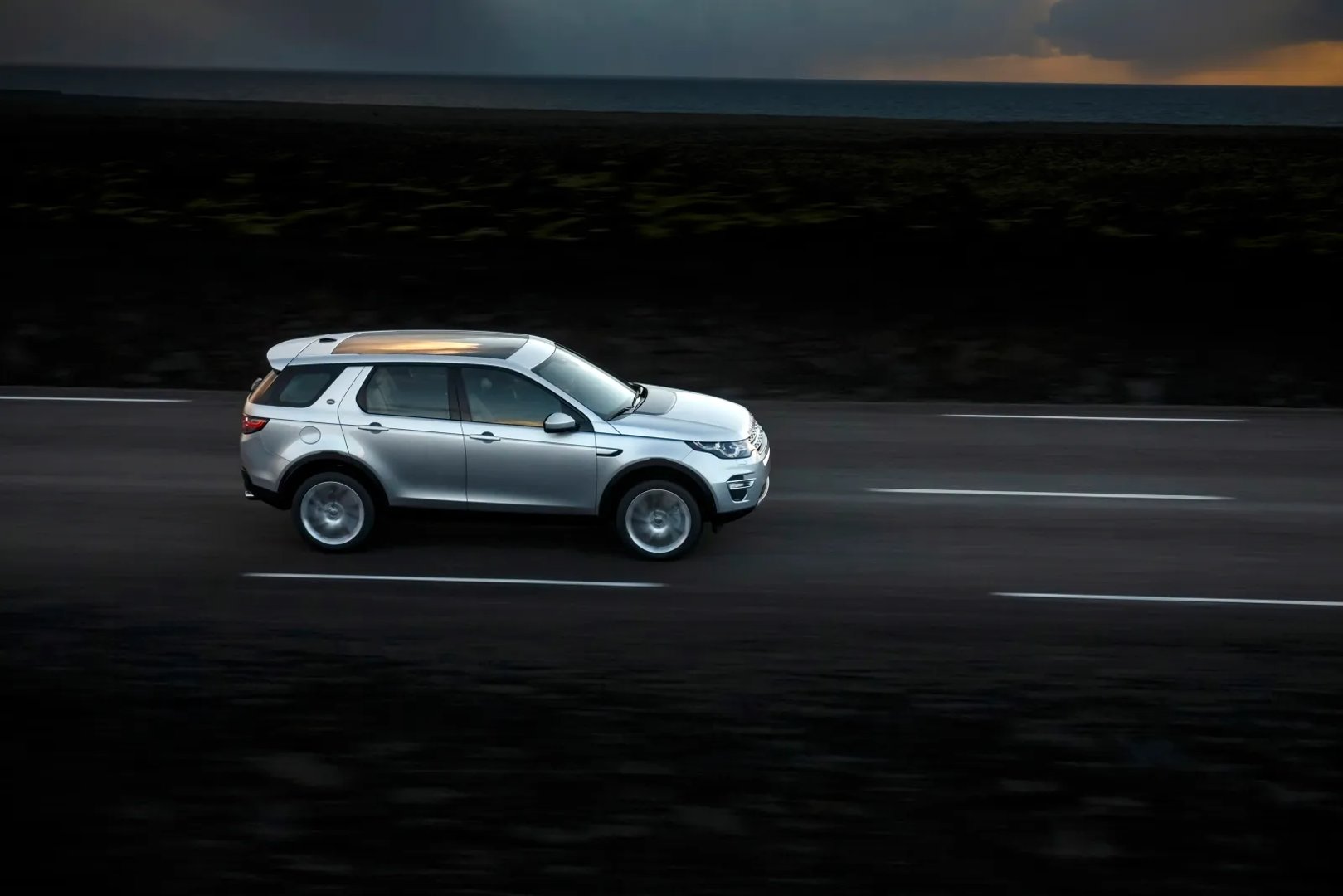 Land Rover_Discovery_Sport_1_generation__SUV_5-doors__5.jpg