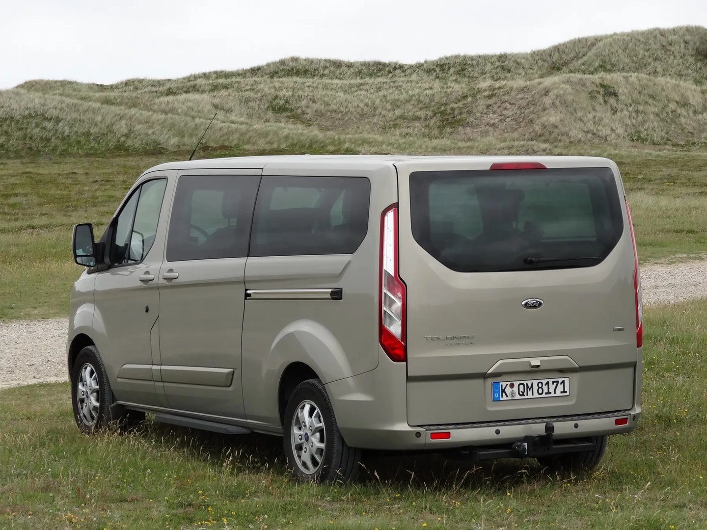 Ford_Tourneo_Custom_1_generation__Minivan__3.jpg