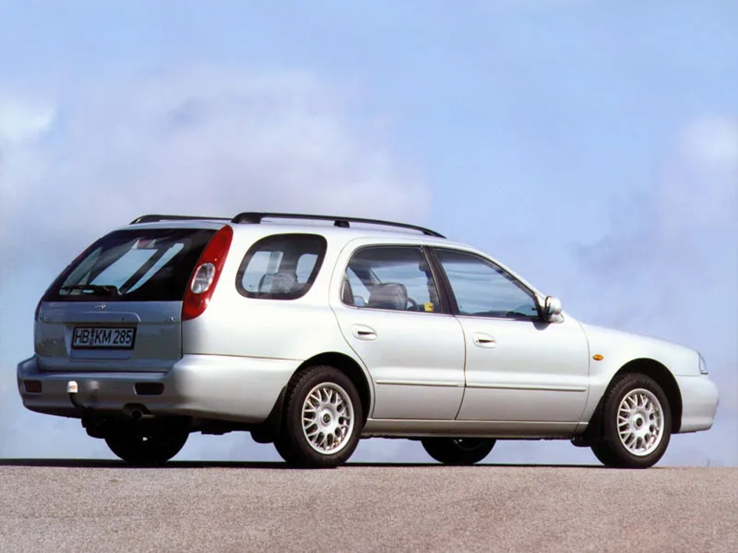 Kia_Clarus_2_generation__Estate_5-door__1.jpg