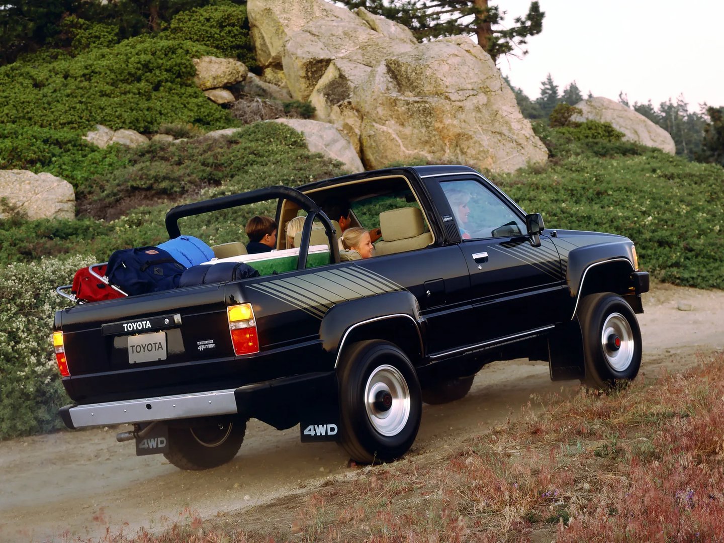 Toyota_4Runner_1_generation__SUV_3-doors__5.jpg