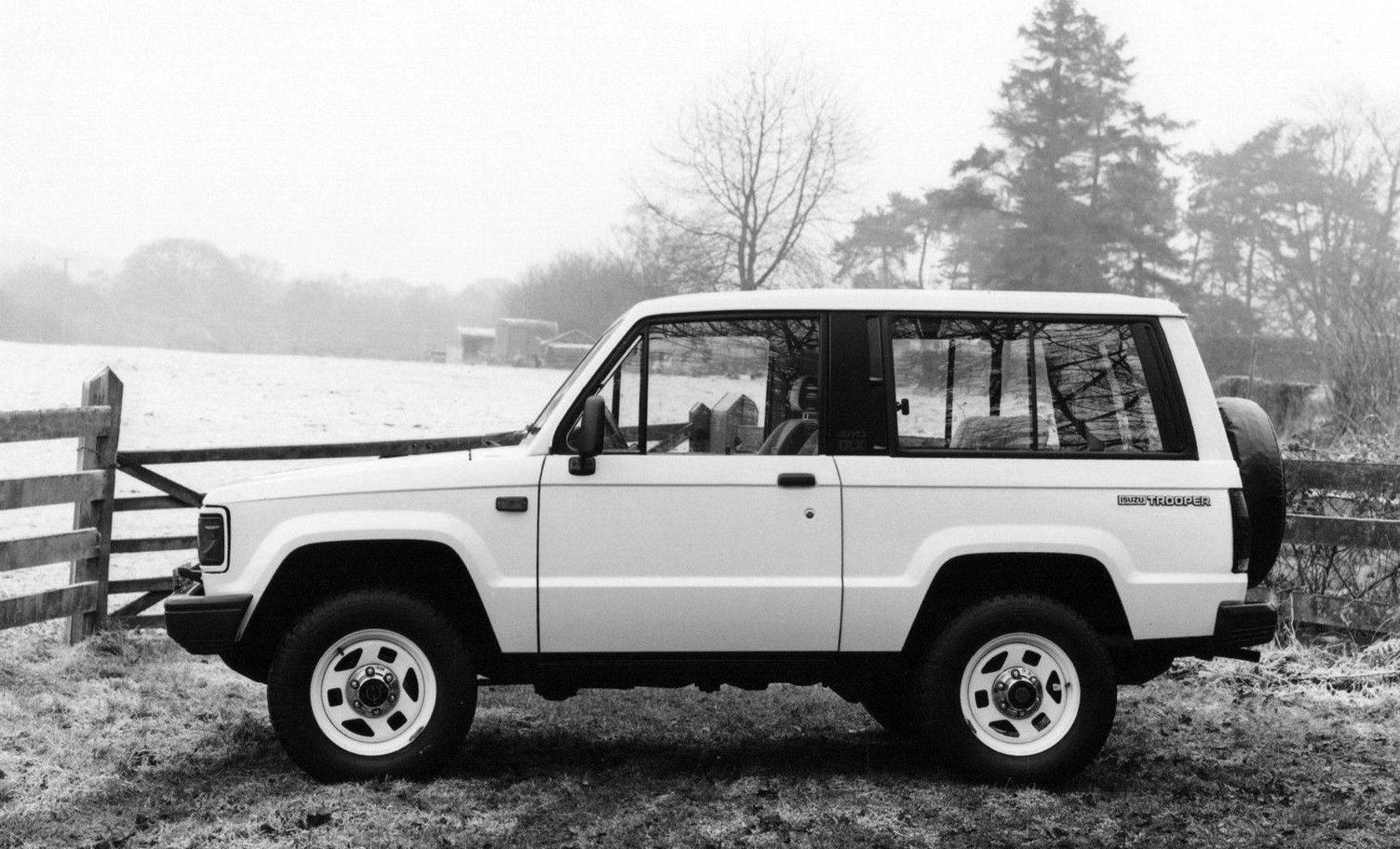 isuzu_Trooper_1_generation__SUV_3-doors__7.jpg