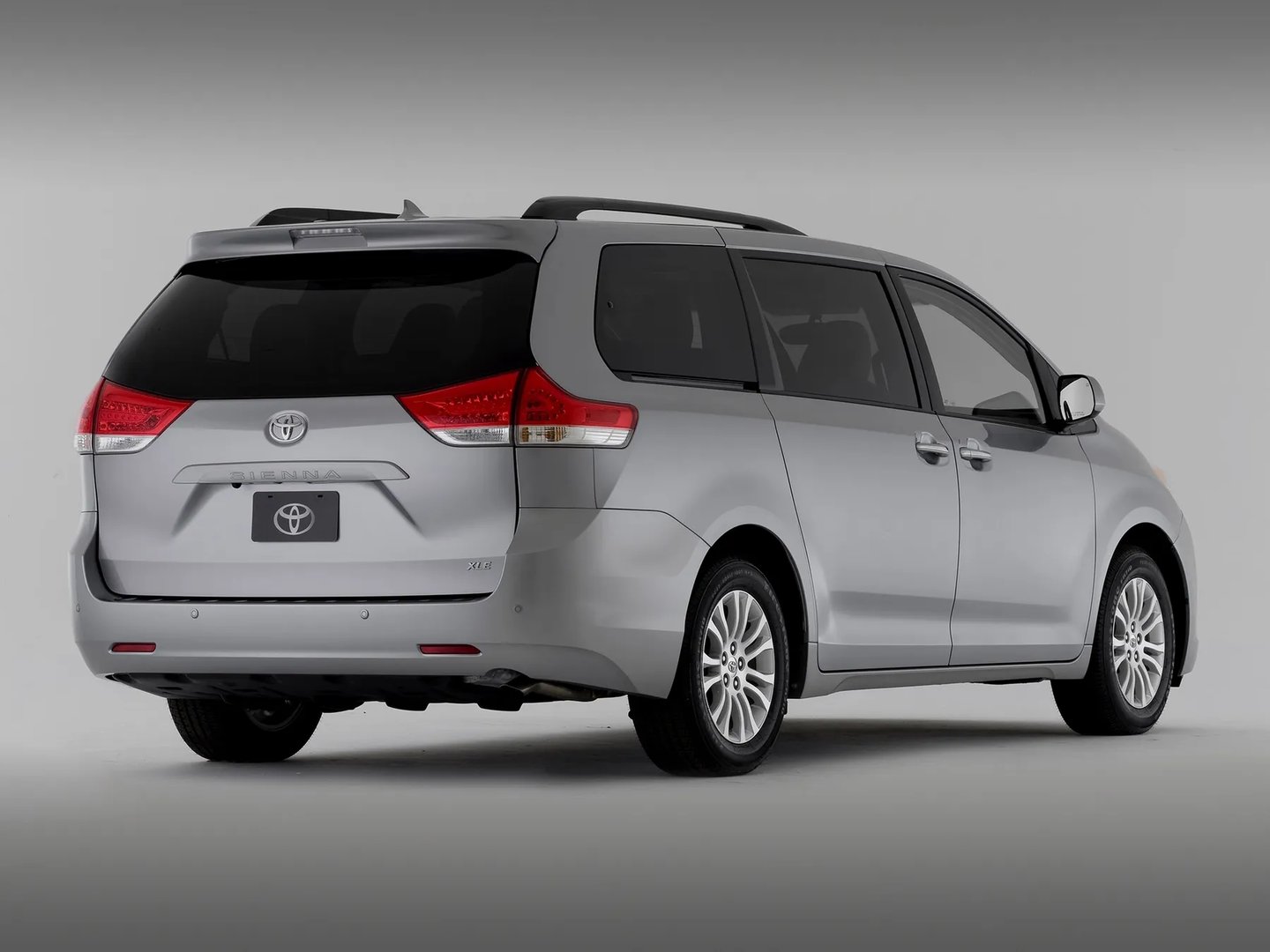 Toyota_Sienna_3_generation__Minivan__7.jpg