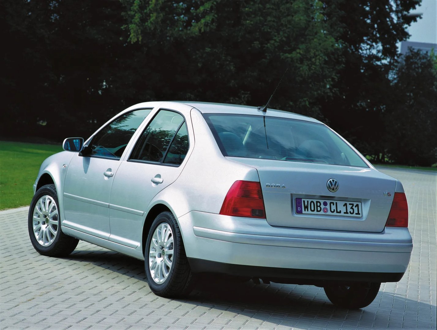 Volkswagen_Bora_1_generation__Sedan__4.jpg
