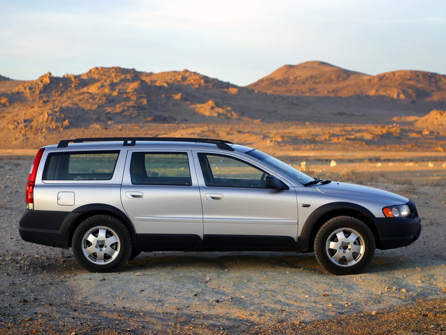 Volvo_XC70_1_generation__Estate_5-door__8.jpg