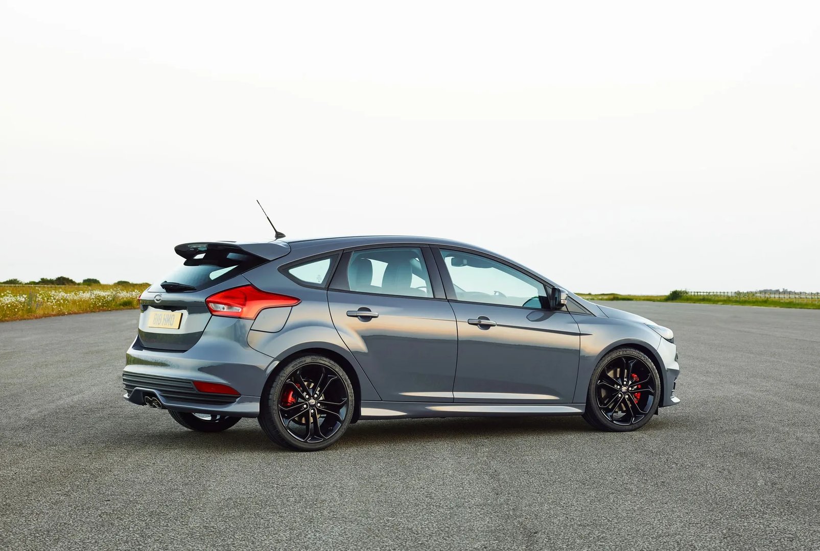 Ford_Focus_ST_3_generation_restyling__Hatchback_5-door__4.jpg