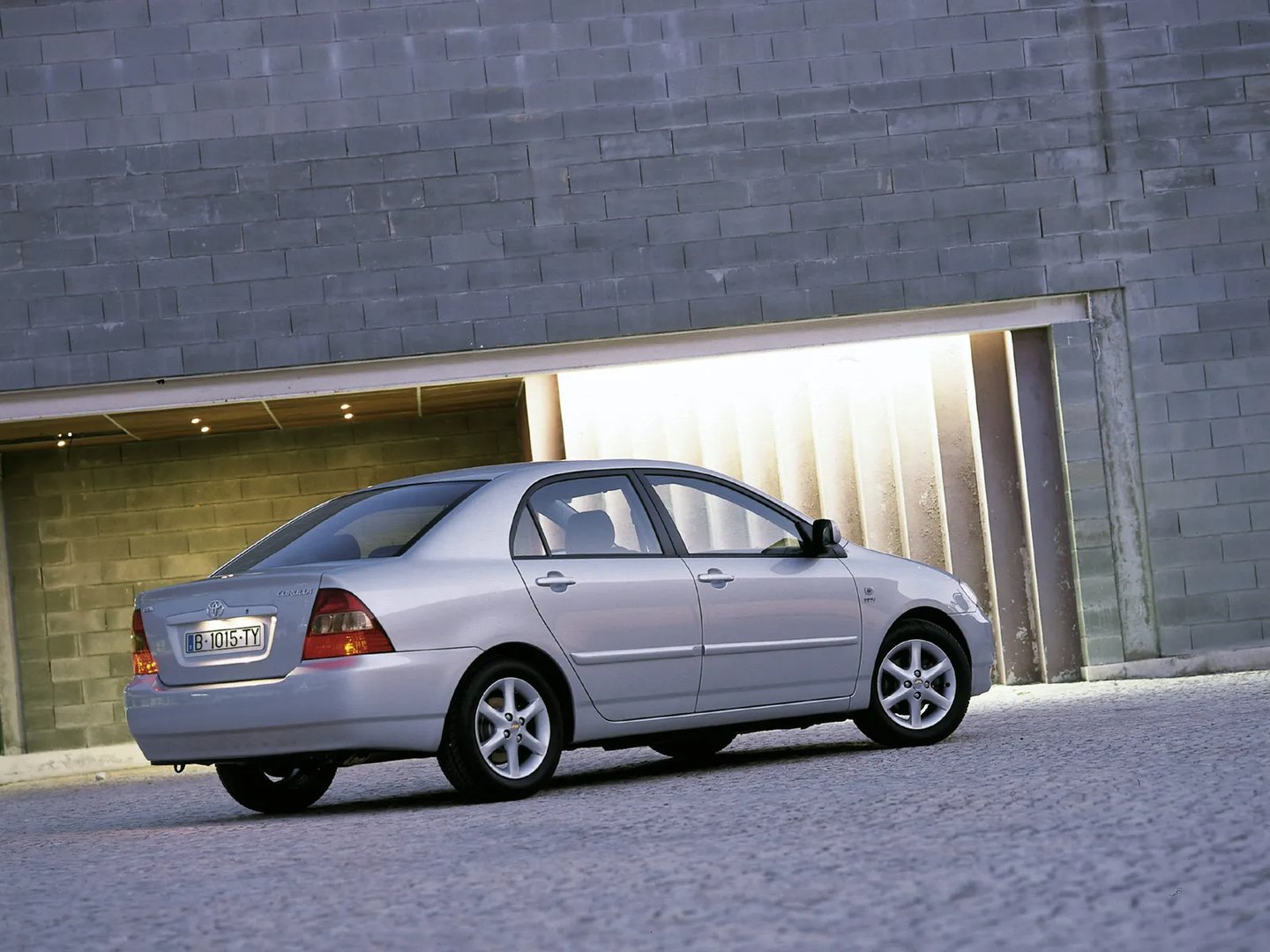 Toyota_Corolla_9_generation__Sedan__2.jpg