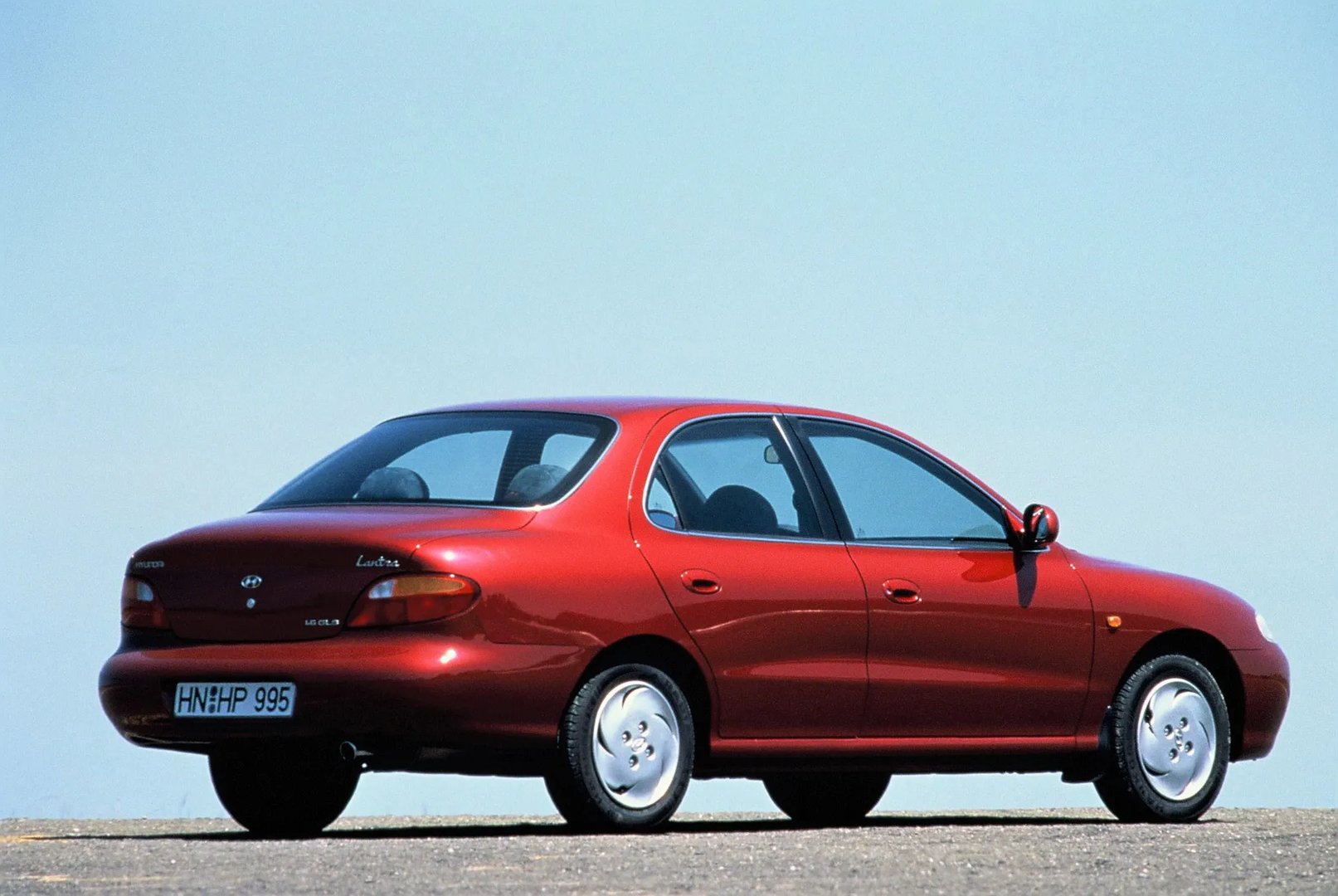 Hyundai_Lantra_2_generation__Sedan__3.jpg