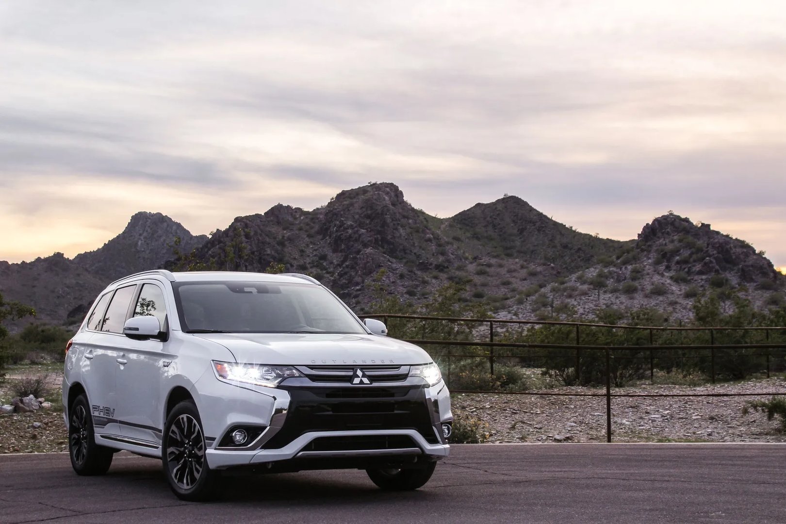 Mitsubishi_Outlander_3_generation_restyling_3__SUV_5-doors__12.jpg