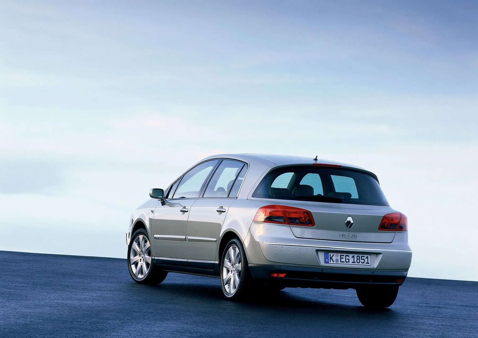 Renault_Vel_Satis_1_generation__Hatchback_5-door__2.jpg
