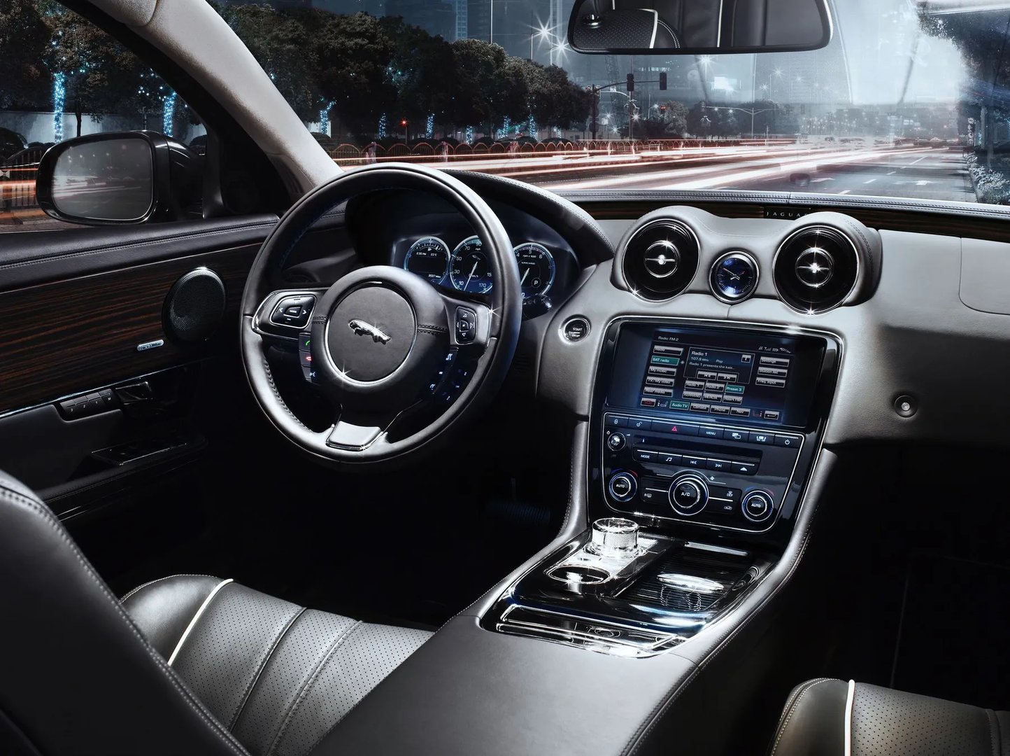Jaguar_XJ_4_generation__Sedan__13.jpg