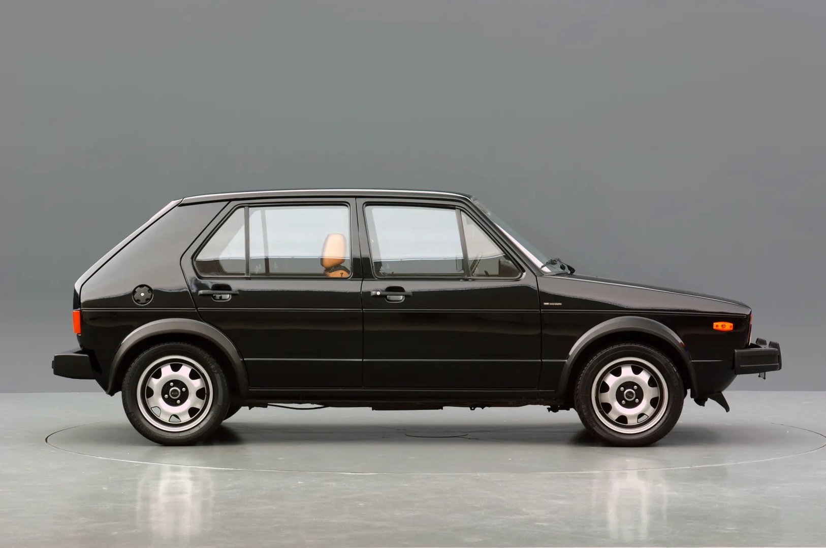 Volkswagen_Golf_GTI_1_generation__Hatchback_5-door__2.jpg