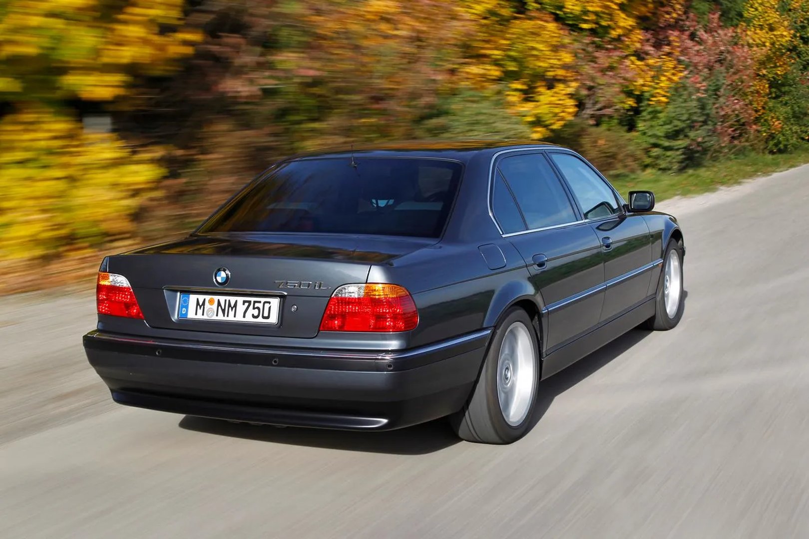 BMW_7_series_3_generation__Sedan__1.jpg