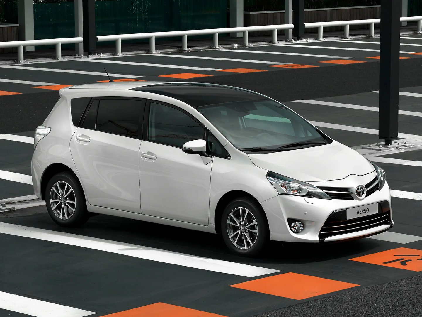 Toyota_Verso_1_generation_restyling__Compact_Van__10.jpg