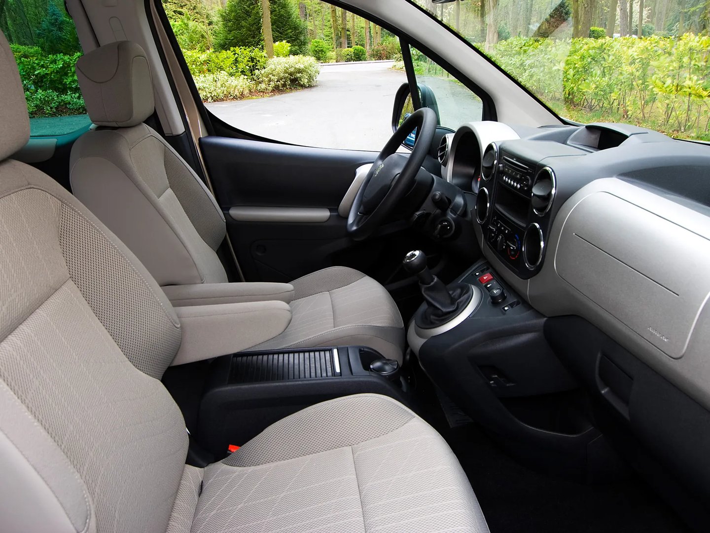 Peugeot_Partner_2_generation__Compact_Van__9.jpg