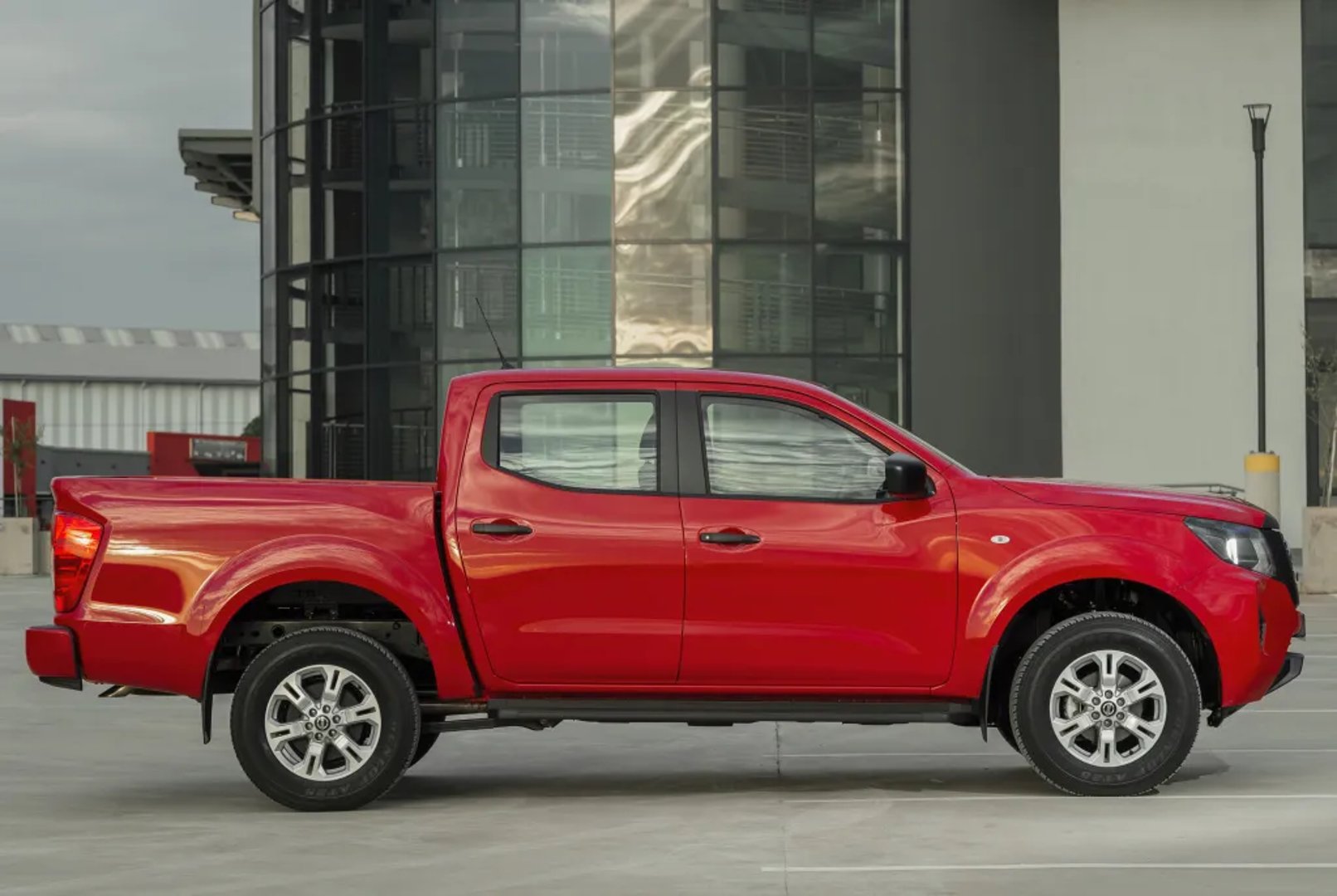 Nissan_Navara_4_generation_restyling__Pickup_double-cab__3.jpg