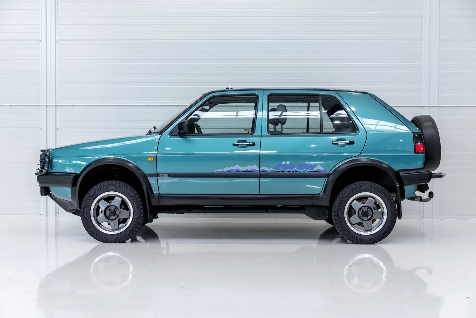 Volkswagen_Golf_Country_1_generation__SUV_5-doors__7.jpg